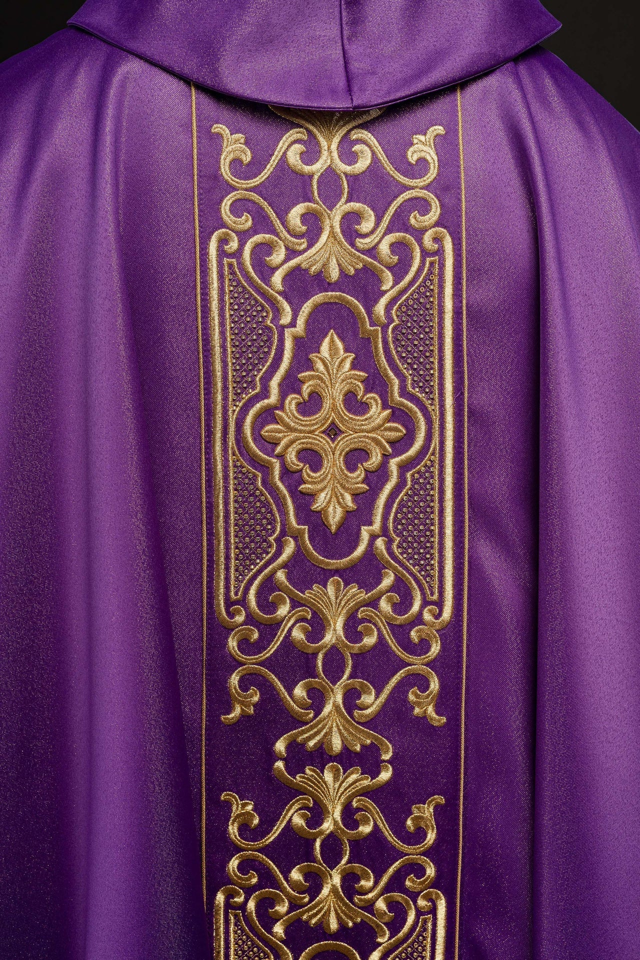 Fioletowy Ornat Liturgiczny z Złotym Haftem Eucharystycznym - SZATYLITURGICZNE.PL
