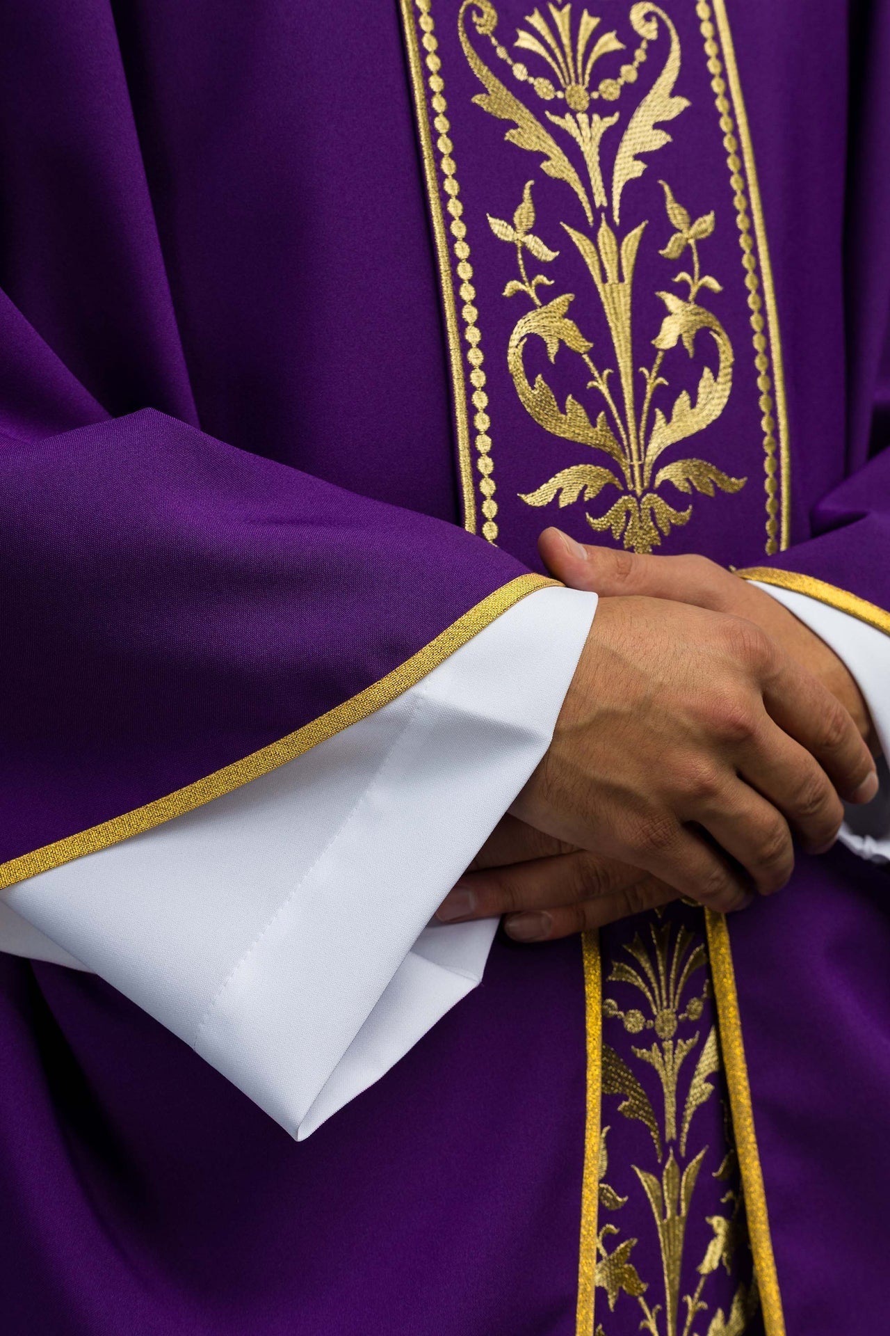Fioletowy Ornat Liturgiczny ze Złotym Pasem Haftowanym - Polski Producent - SZATYLITURGICZNE.PL
