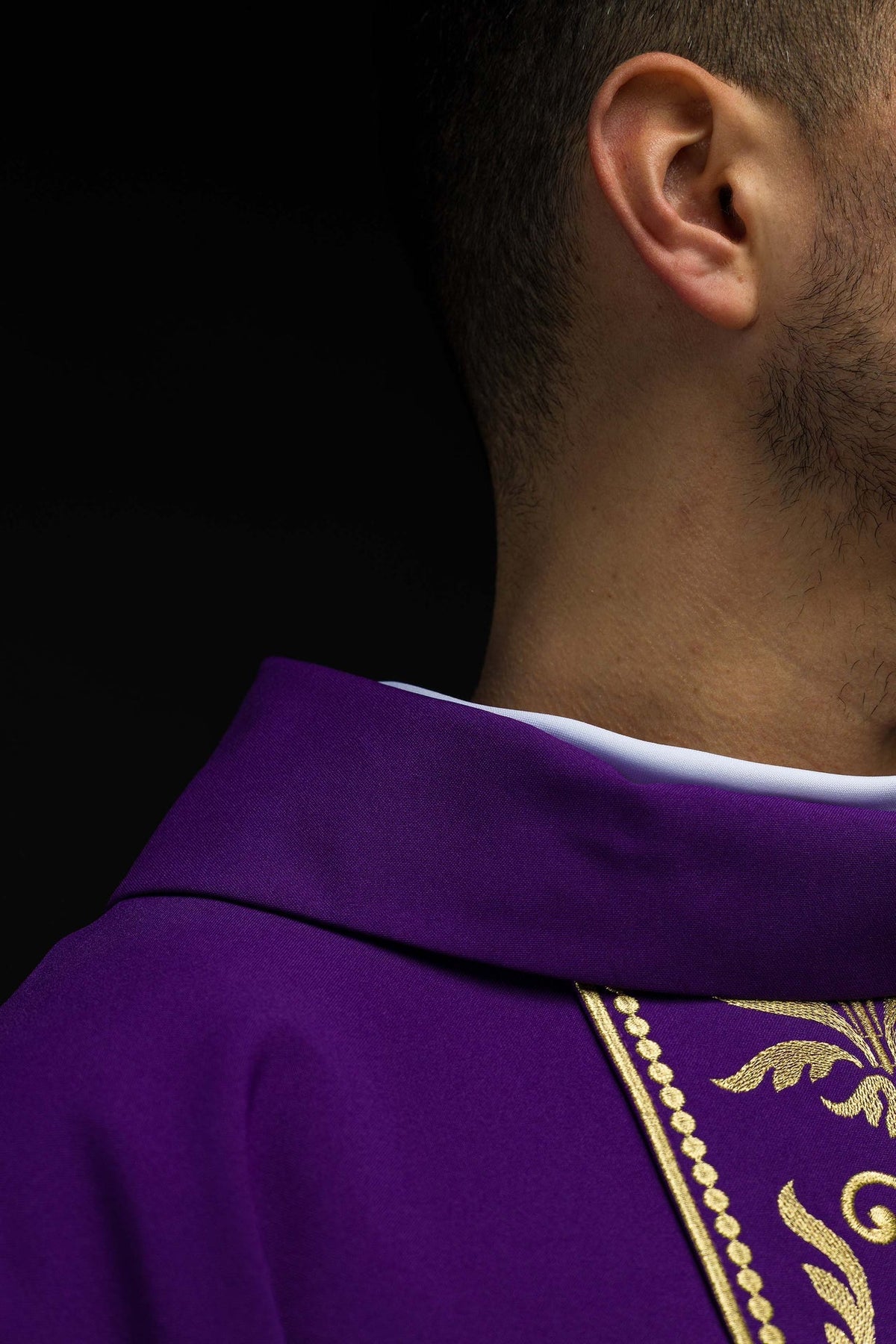 Fioletowy Ornat Liturgiczny ze Złotym Pasem Haftowanym - Polski Producent - SZATYLITURGICZNE.PL