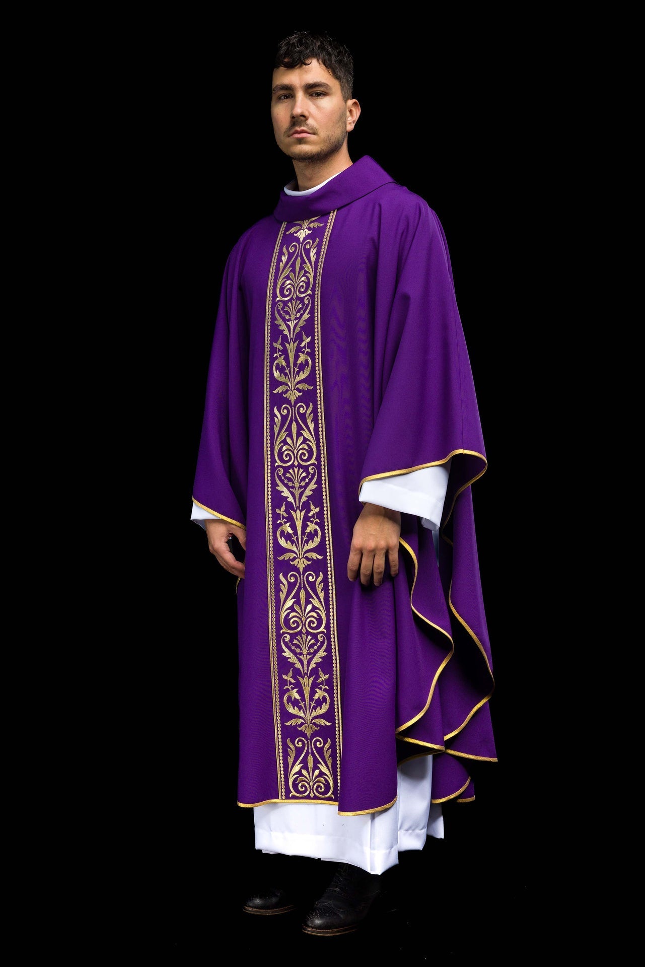 Fioletowy Ornat Liturgiczny ze Złotym Pasem Haftowanym - Polski Producent - SZATYLITURGICZNE.PL