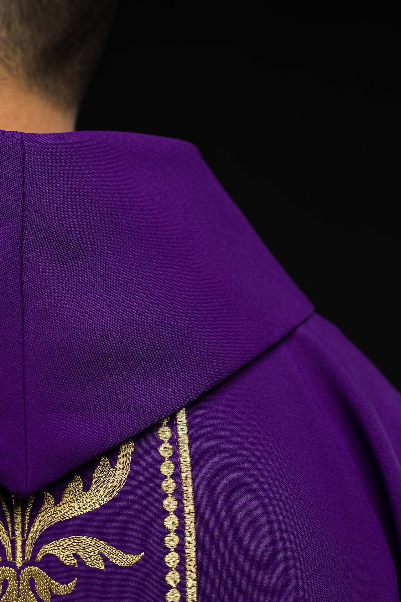 Fioletowy Ornat Liturgiczny ze Złotym Pasem Haftowanym - Polski Producent - SZATYLITURGICZNE.PL