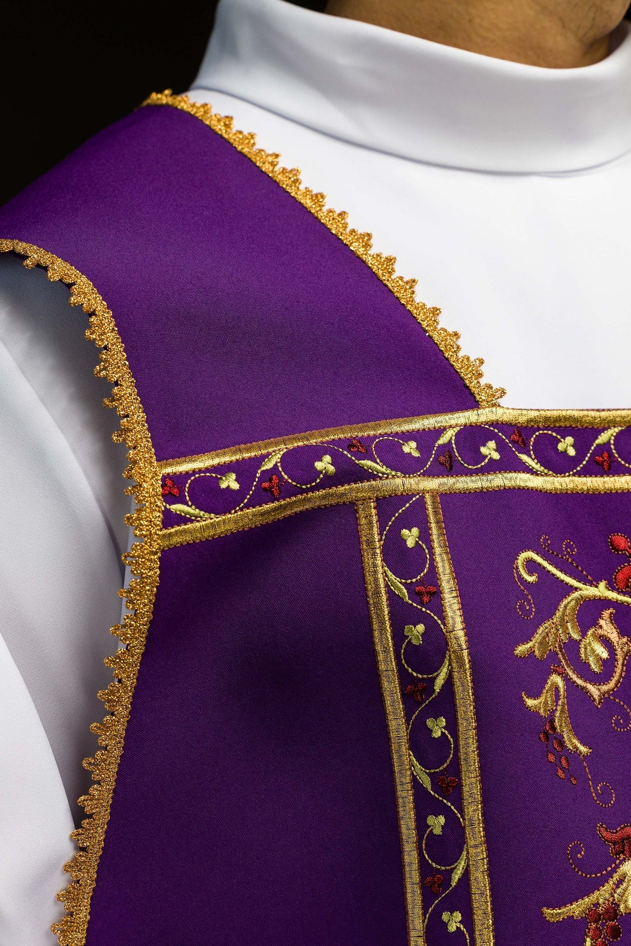Fioletowy Ornat Rzymski IHS Haft - Szaty Liturgiczne Haftina - SZATYLITURGICZNE.PL