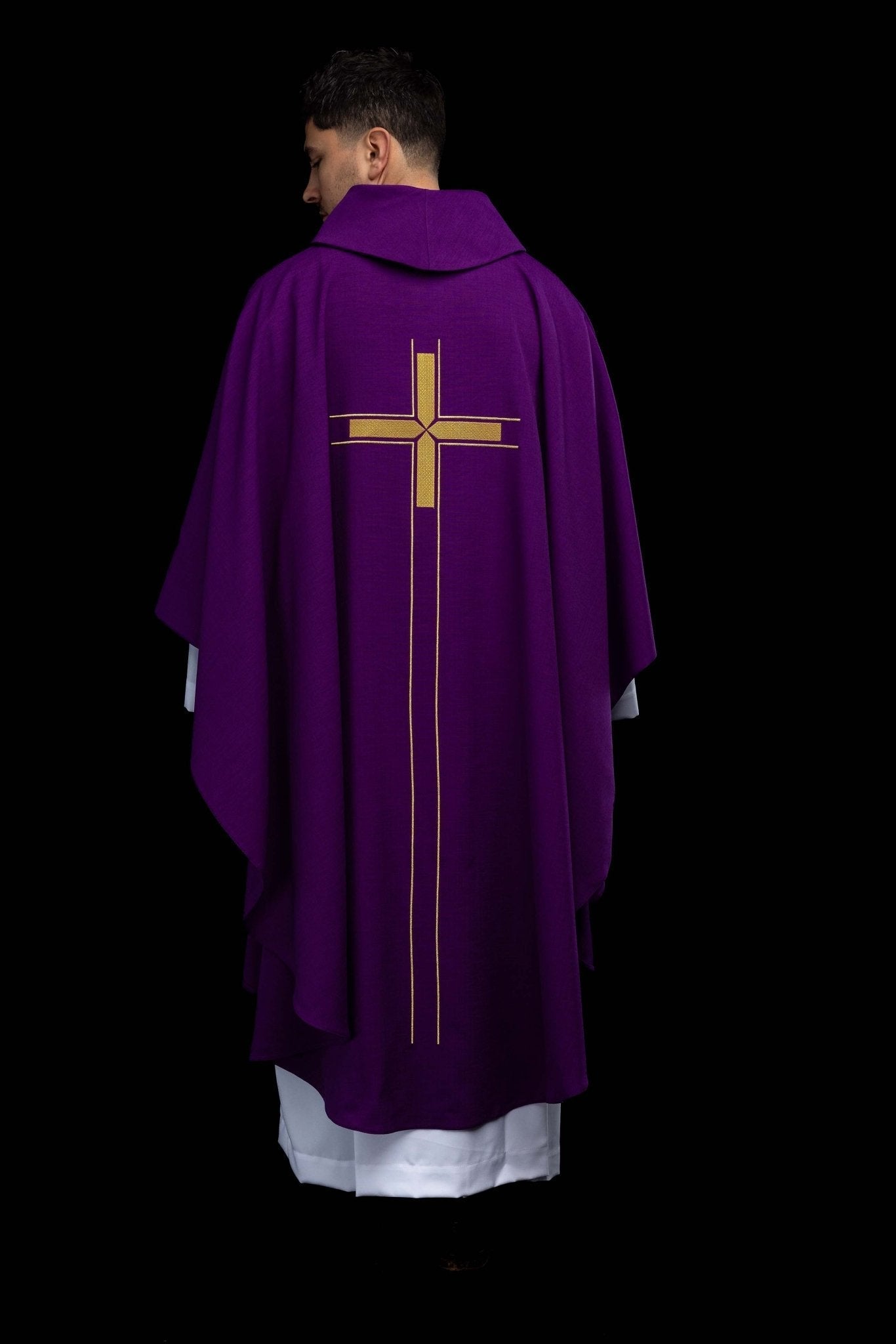 Fioletowy ornat z haftowanym motywem krzyża - SZATYLITURGICZNE.PL