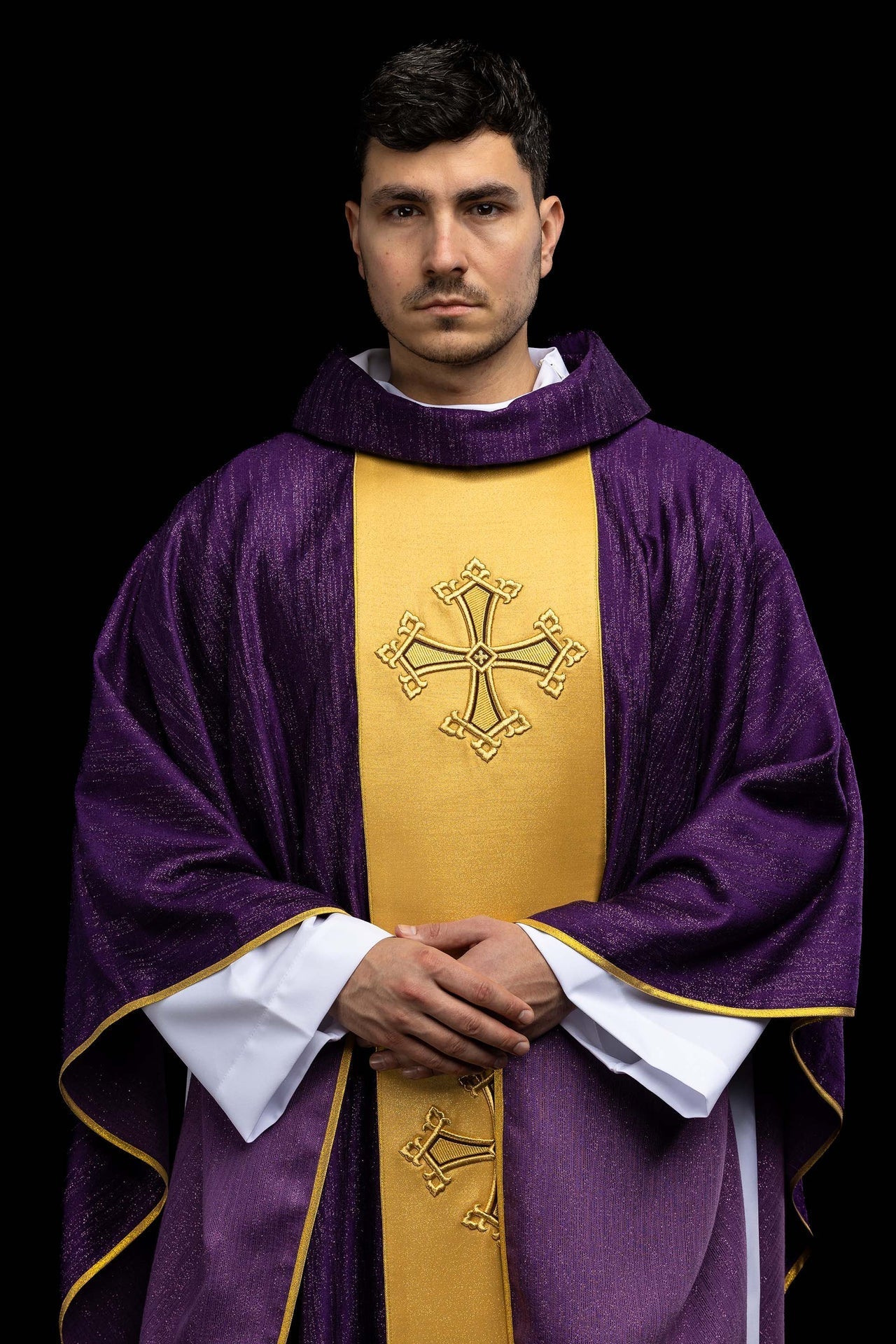 Fioletowy ornat z haftowanym motywem krzyża z pasem na ozdobnej tkaninie - SZATYLITURGICZNE.PL