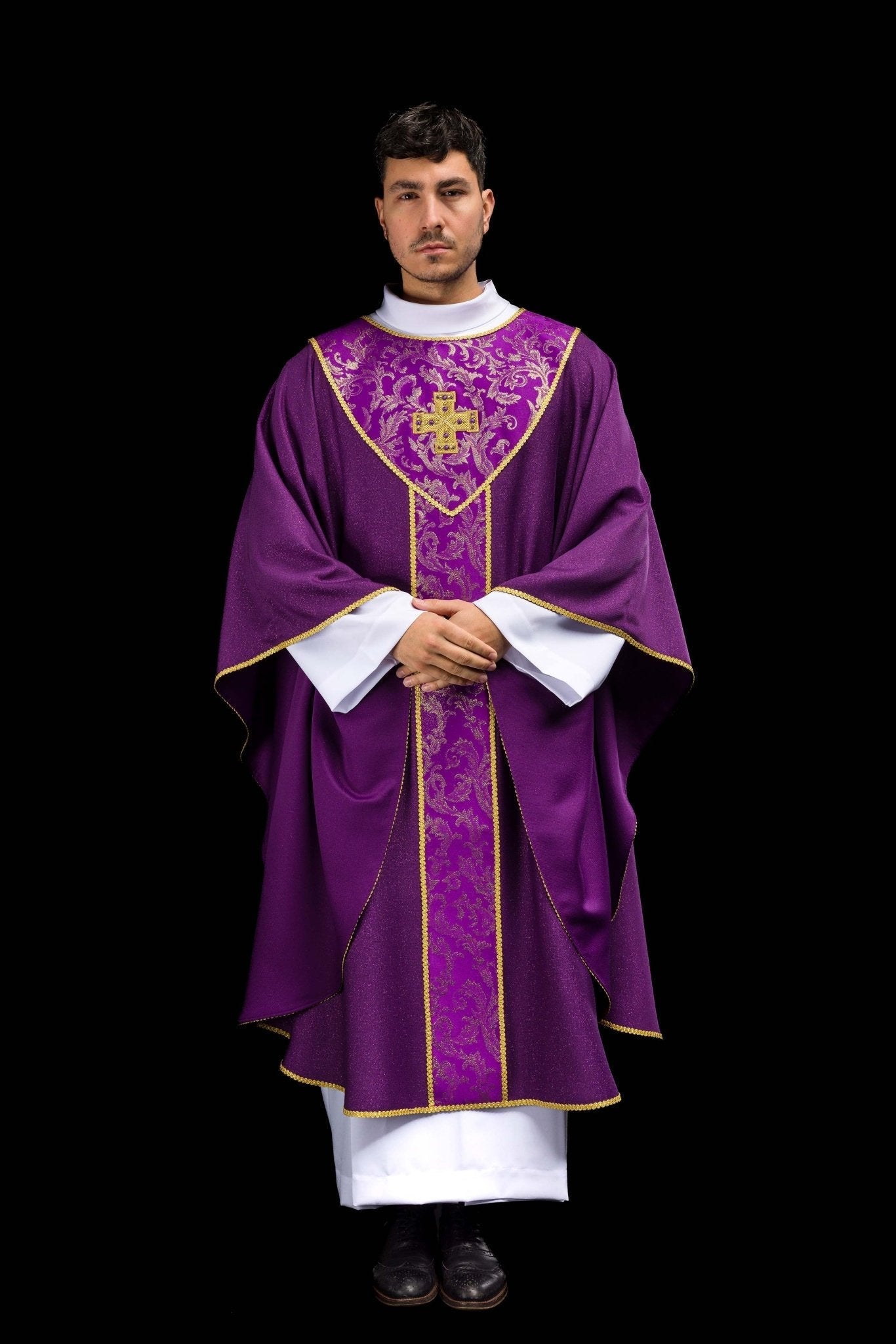 Fioletowy ornat z krzyżem ozdobiony tkaniną żakardową - SZATYLITURGICZNE.PL