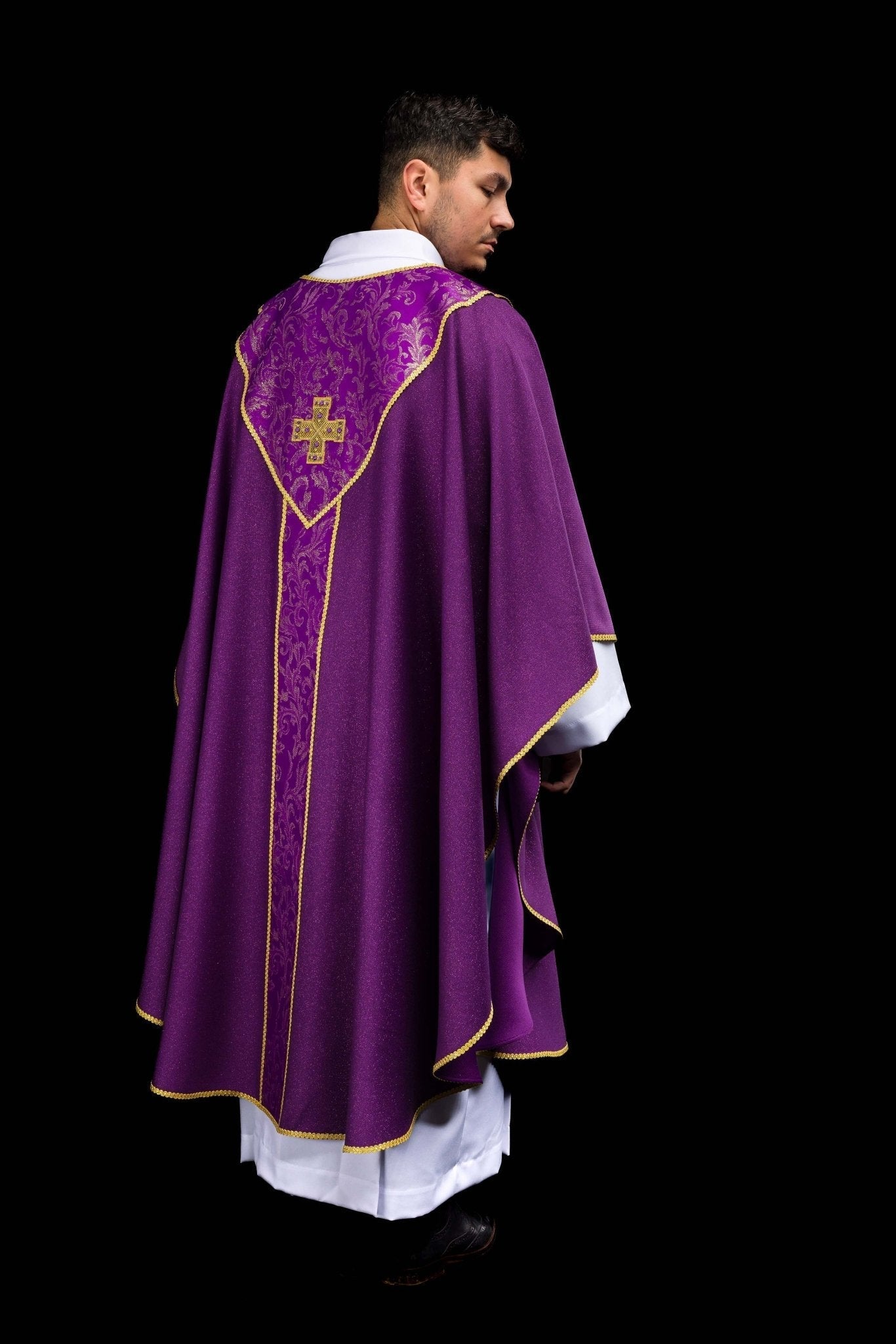 Fioletowy ornat z krzyżem ozdobiony tkaniną żakardową - SZATYLITURGICZNE.PL