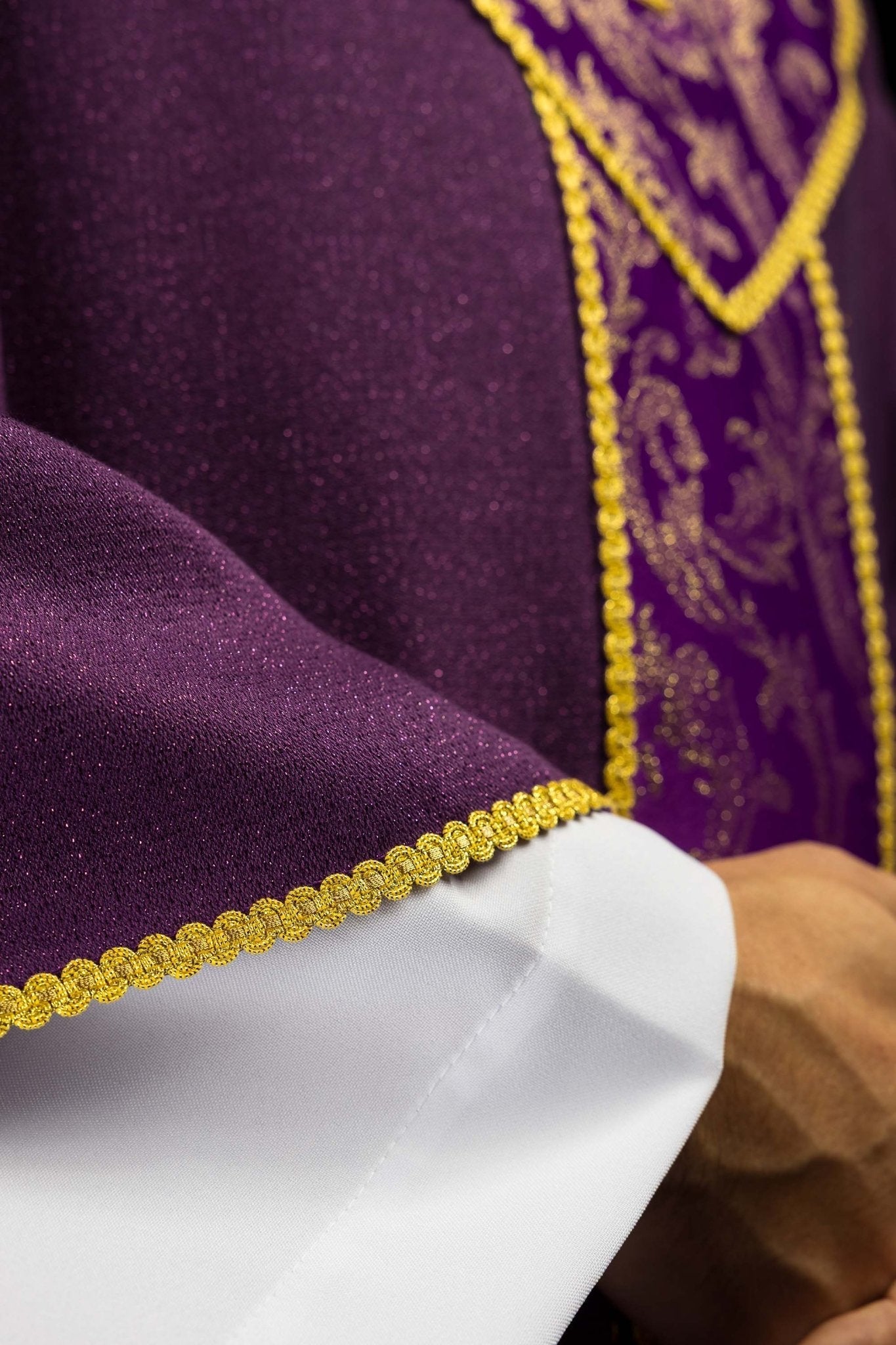 Fioletowy ornat z krzyżem ozdobiony tkaniną żakardową - SZATYLITURGICZNE.PL
