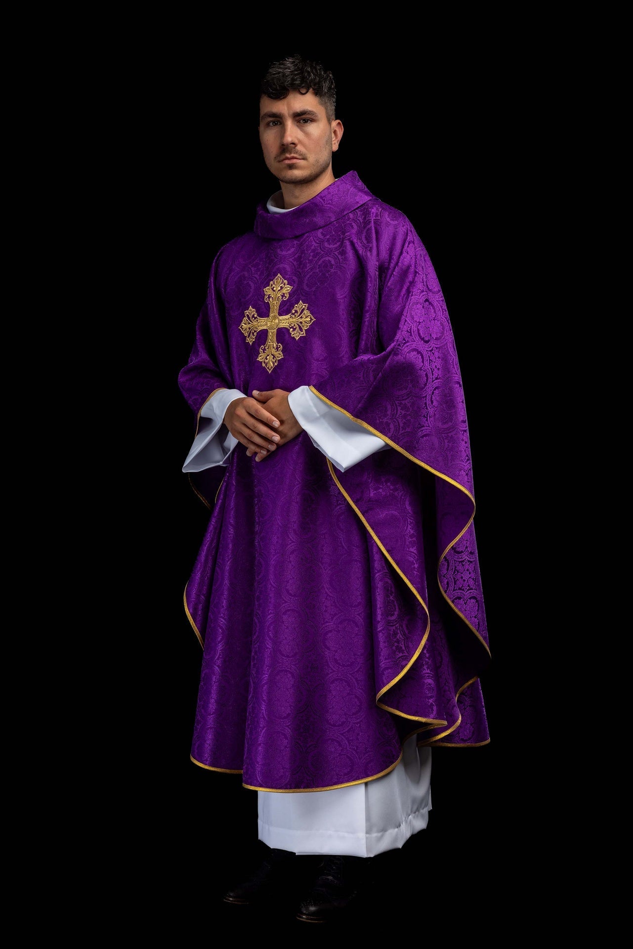 Fioletowy ornat z krzyżem tkanina żakardowa - SZATYLITURGICZNE.PL