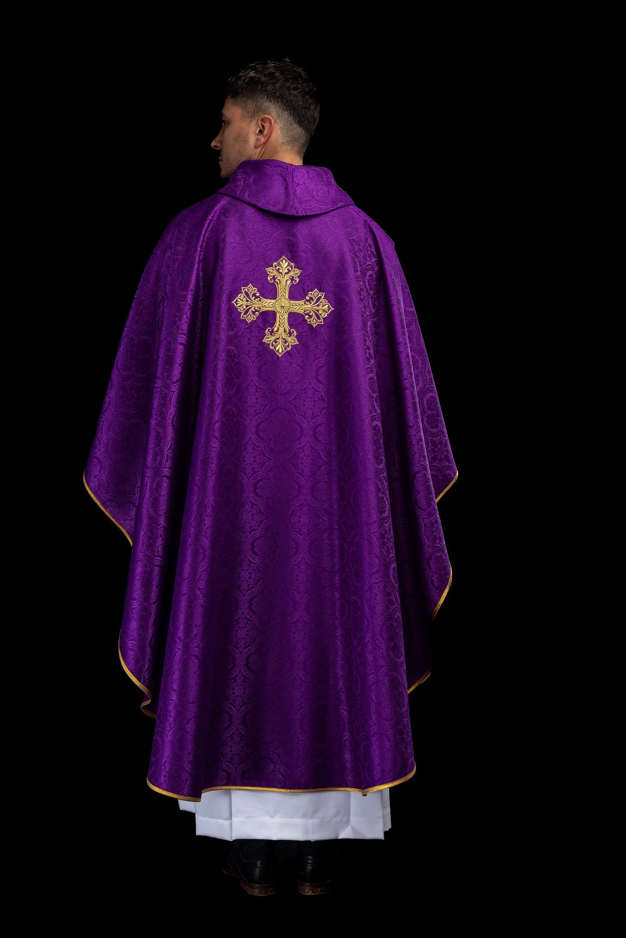 Fioletowy ornat z krzyżem tkanina żakardowa - SZATYLITURGICZNE.PL