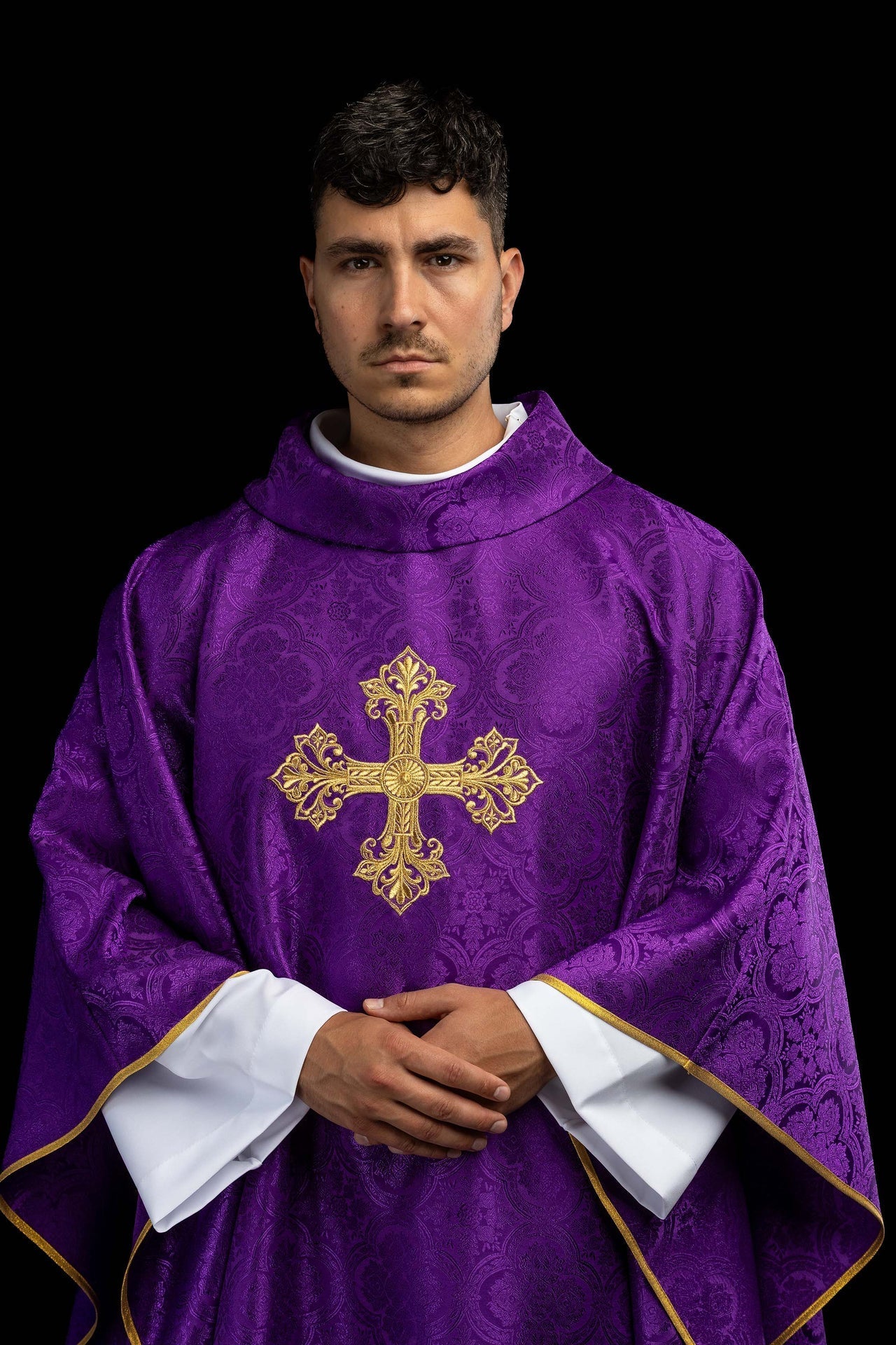 Fioletowy ornat z krzyżem tkanina żakardowa - SZATYLITURGICZNE.PL