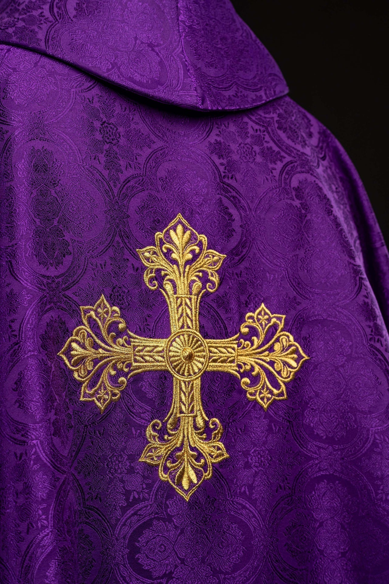 Fioletowy ornat z krzyżem tkanina żakardowa - SZATYLITURGICZNE.PL