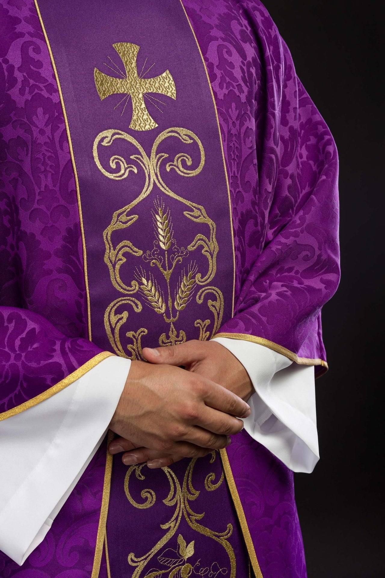 Fioletowy Ornat Żakardowy z Haftowanym Pasem i Stułą - SZATYLITURGICZNE.PL