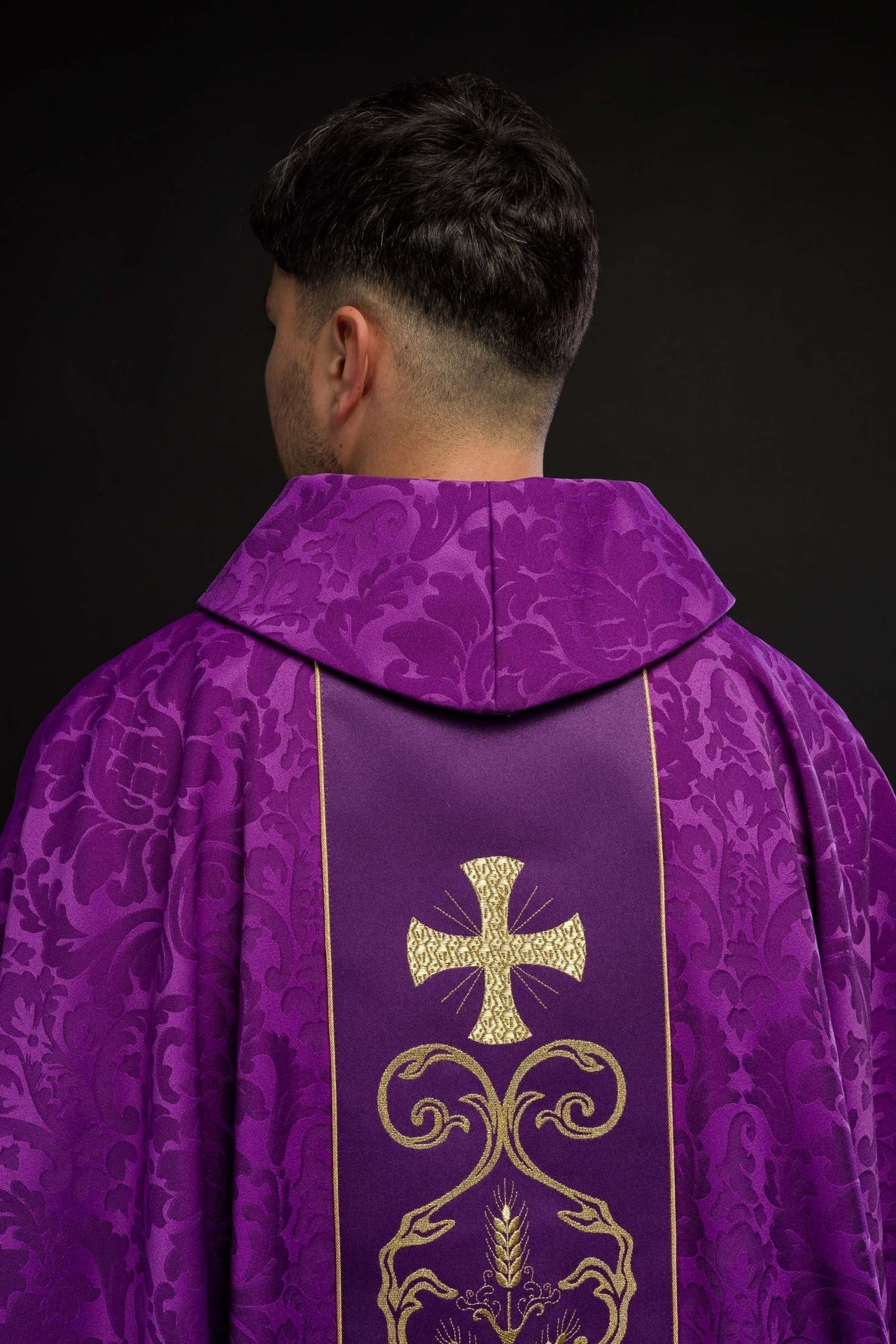 Fioletowy Ornat Żakardowy z Haftowanym Pasem i Stułą - SZATYLITURGICZNE.PL