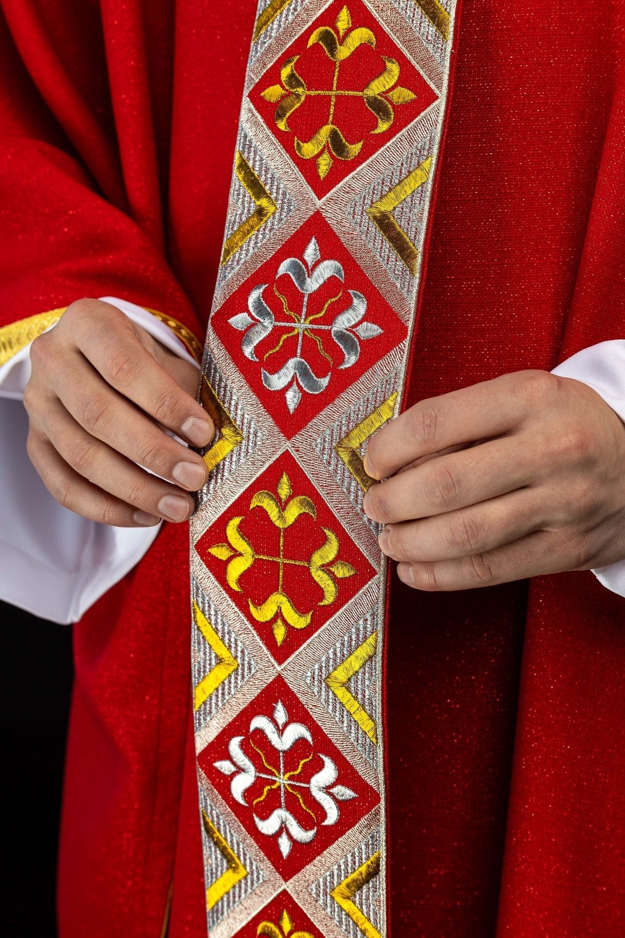 Haftowany pas na ornat w zestawie z ornatem czerwony - SZATYLITURGICZNE.PL