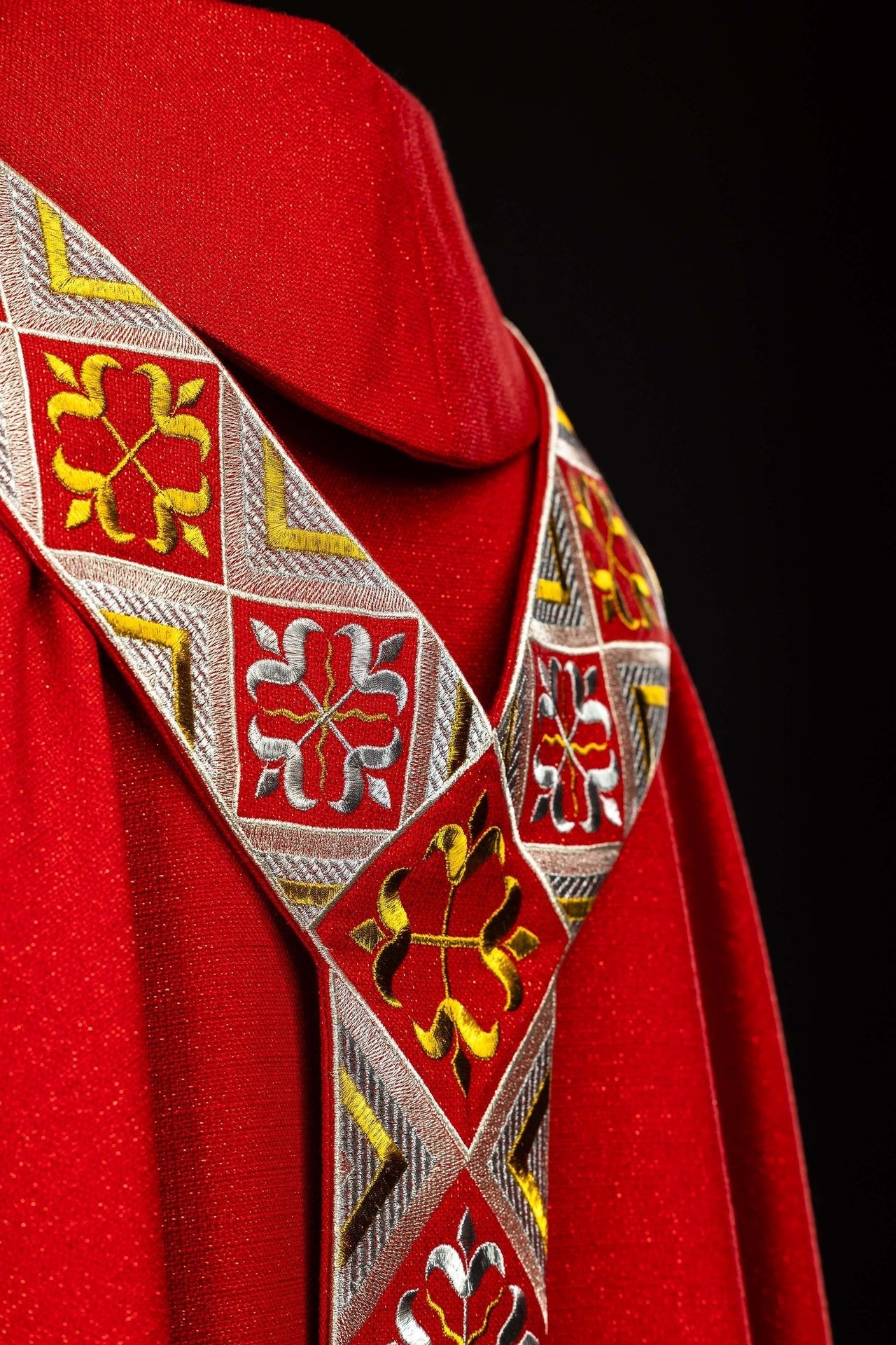 Haftowany pas na ornat w zestawie z ornatem czerwony - SZATYLITURGICZNE.PL