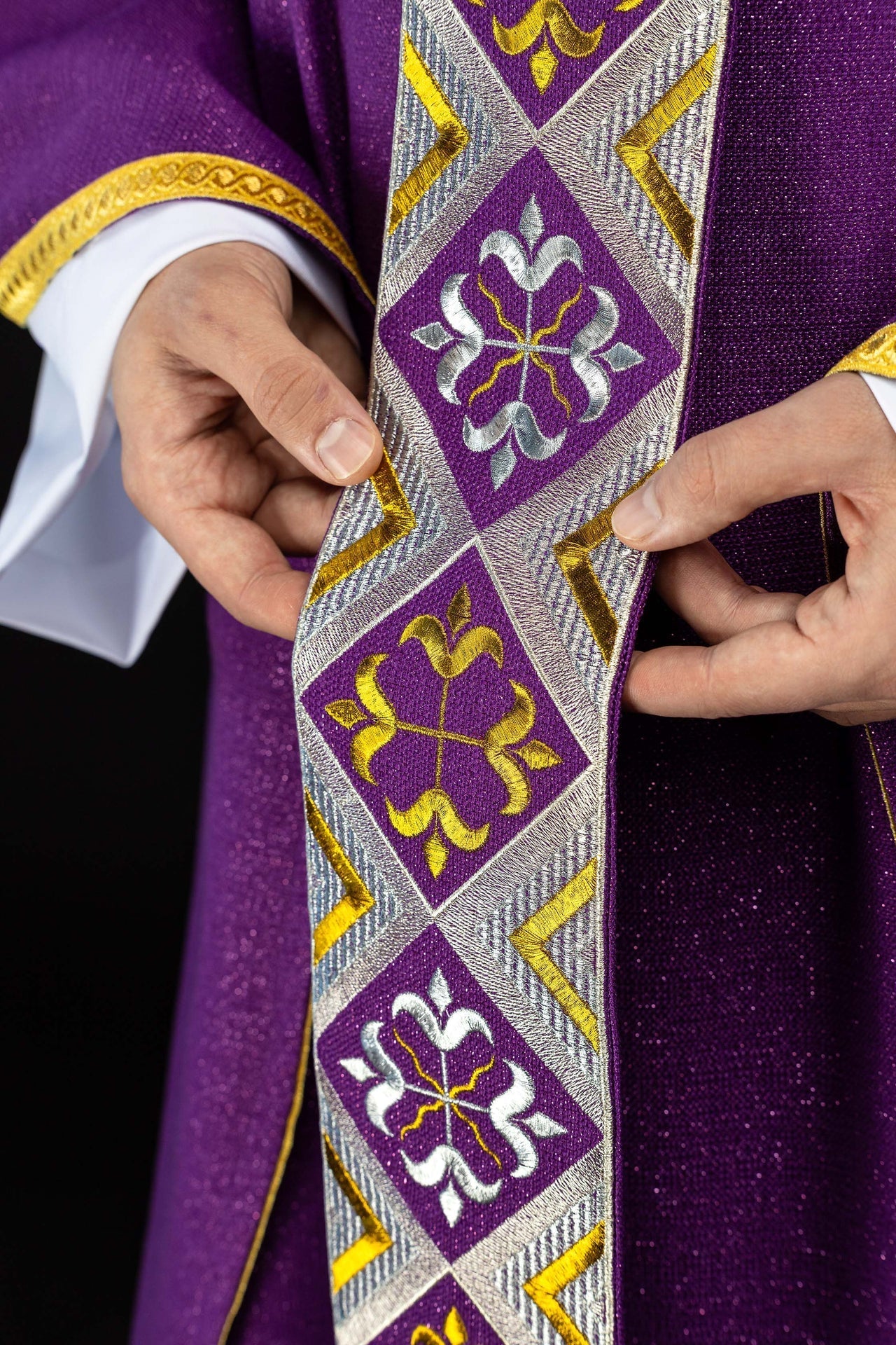 Haftowany pas na ornat w zestawie z ornatem fioletowy - SZATYLITURGICZNE.PL