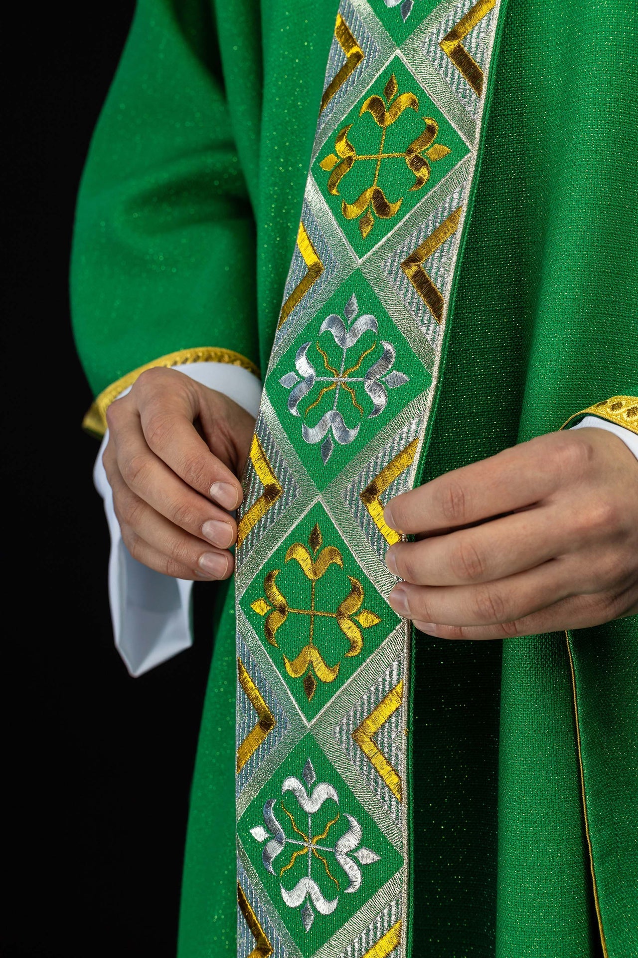Haftowany pas na ornat w zestawie z ornatem zielony - SZATYLITURGICZNE.PL