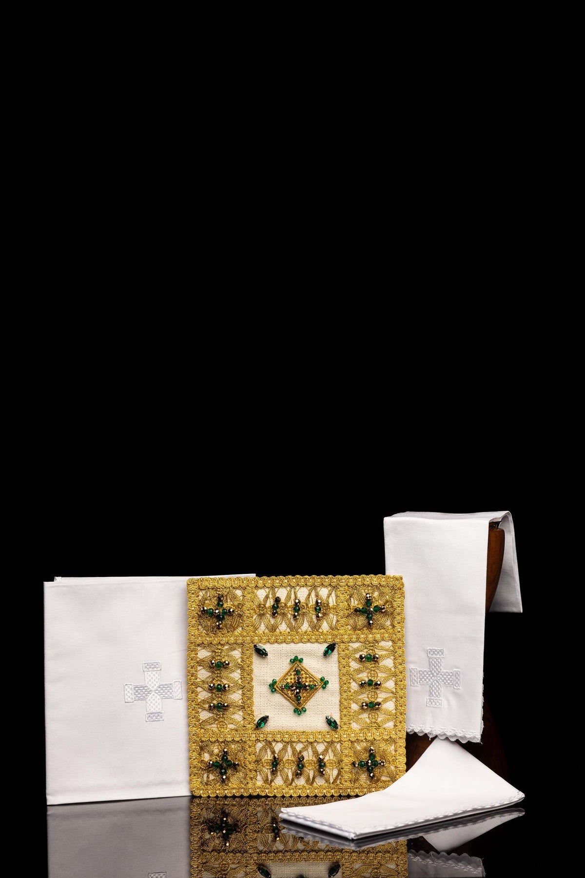 Biały komplet kielichowy na uroczyste celebracje z naturalnymi kamieniami Handmade, widok całego zestawu