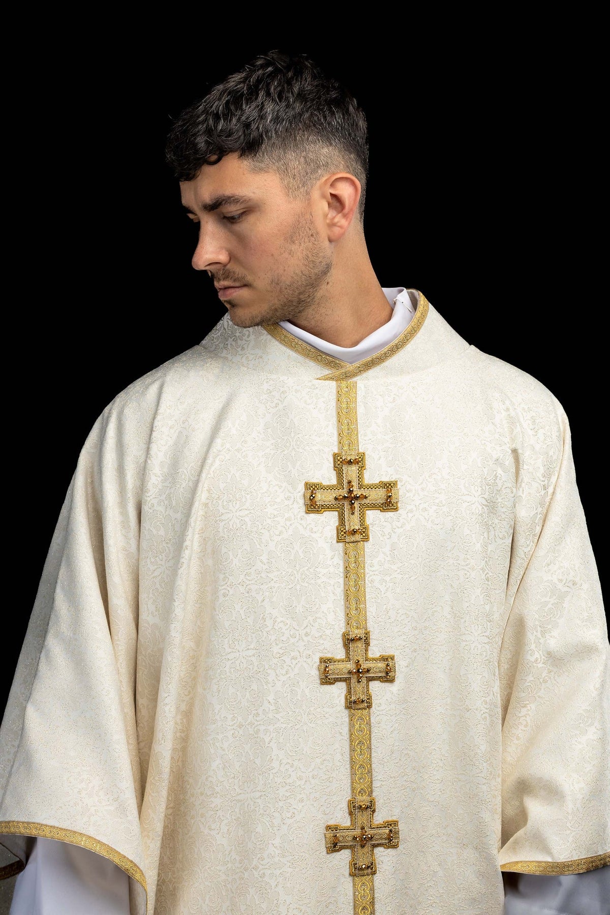 Ecru ornat na uroczystości eucharystyczne z przestrzennymi haftami krzyży i naturalnymi kamieniami Handmade, widok z przodu