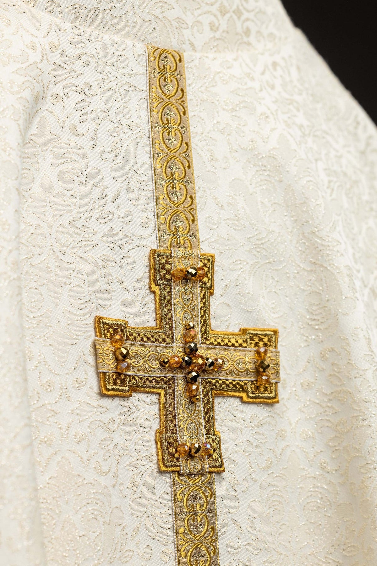 Ecru ornat eucharystyczny z przestrzennym krzyżem i kamieniami, zbliżenie