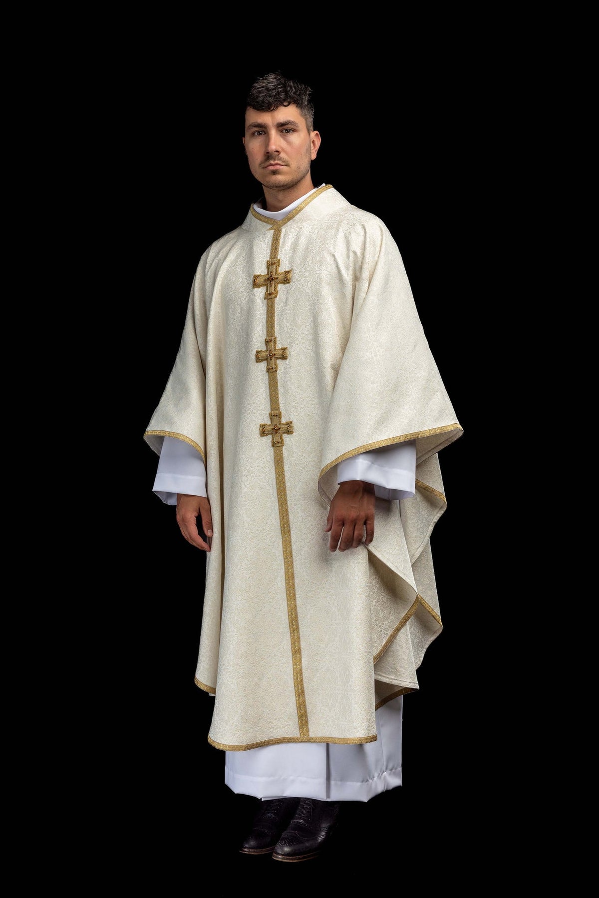 Ecru ornat na uroczystości eucharystyczne z przestrzennymi haftami krzyży i naturalnymi kamieniami, widok z przodu