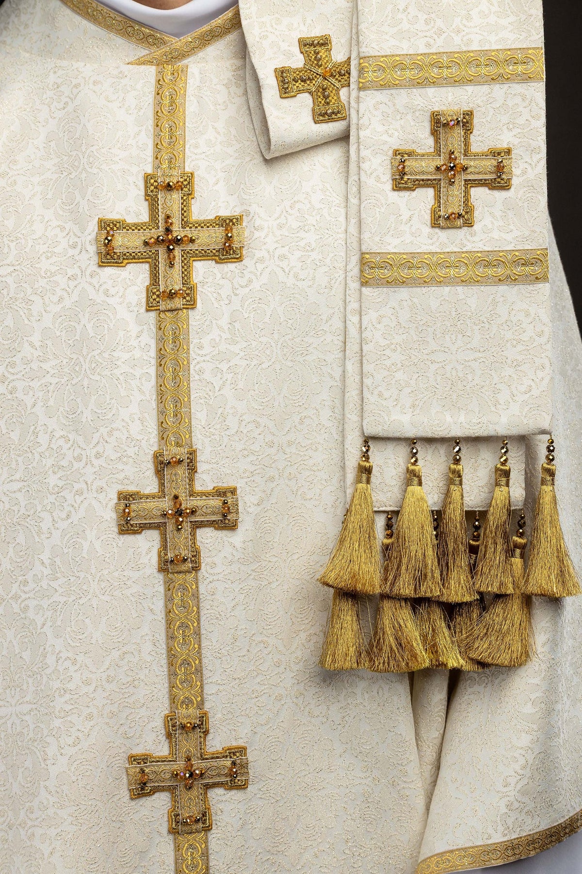 Ecru ornat eucharystyczny z krzyżami, zbliżenie haftu i rękawa