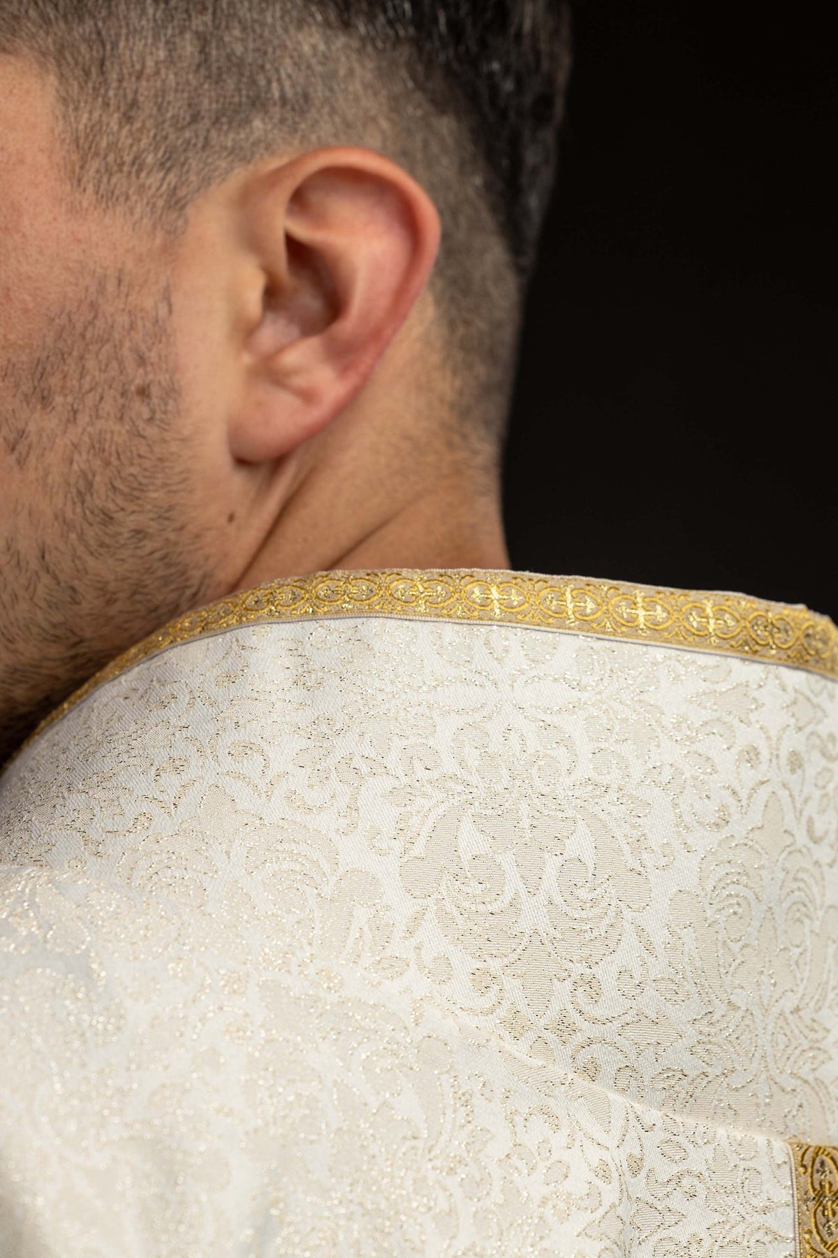 Ecru ornat eucharystyczny z haftem roślinnym, zbliżenie tyłu