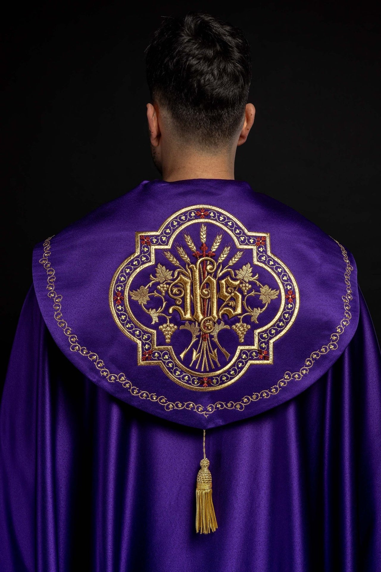 Kapa eucharystyczna z bogato zdobionym monogramem w kolorze fioletowym