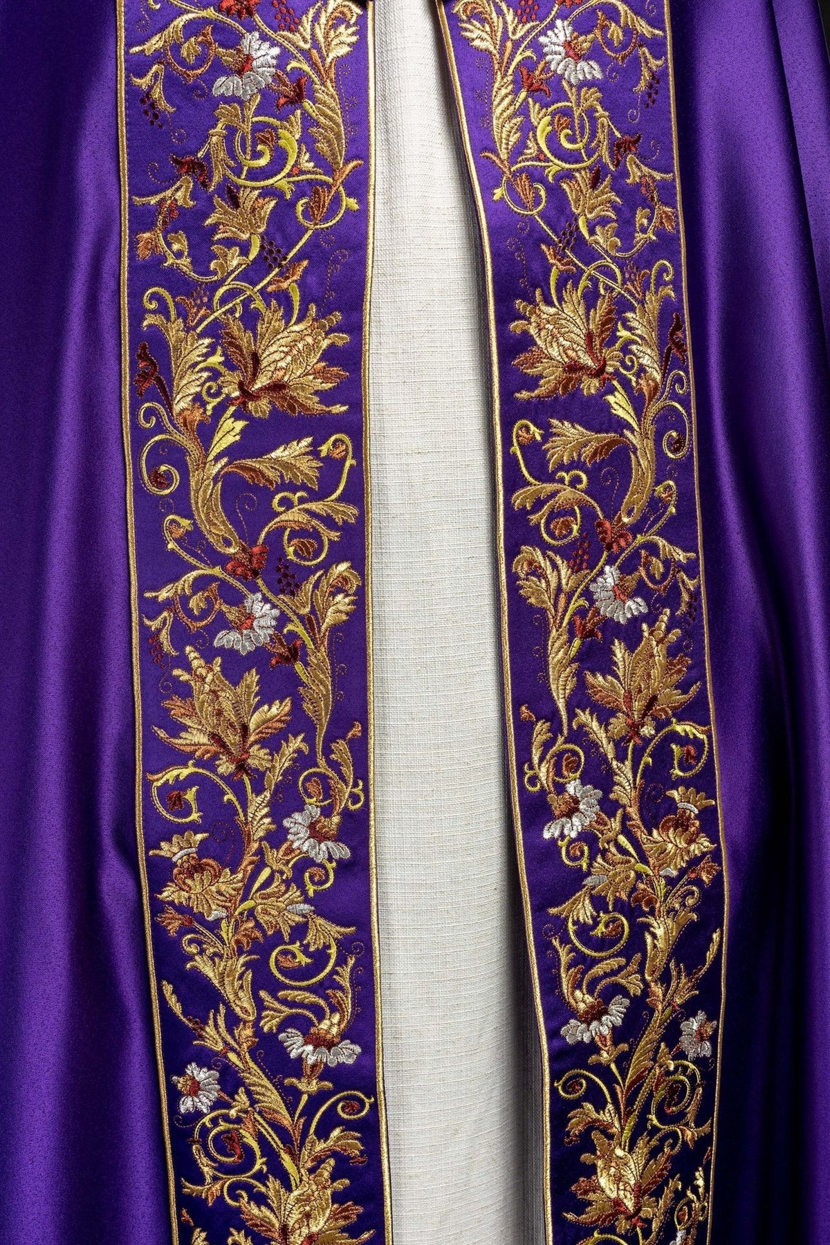 Kapa eucharystyczna z bogato zdobionym monogramem w kolorze fioletowym - SZATYLITURGICZNE.PL