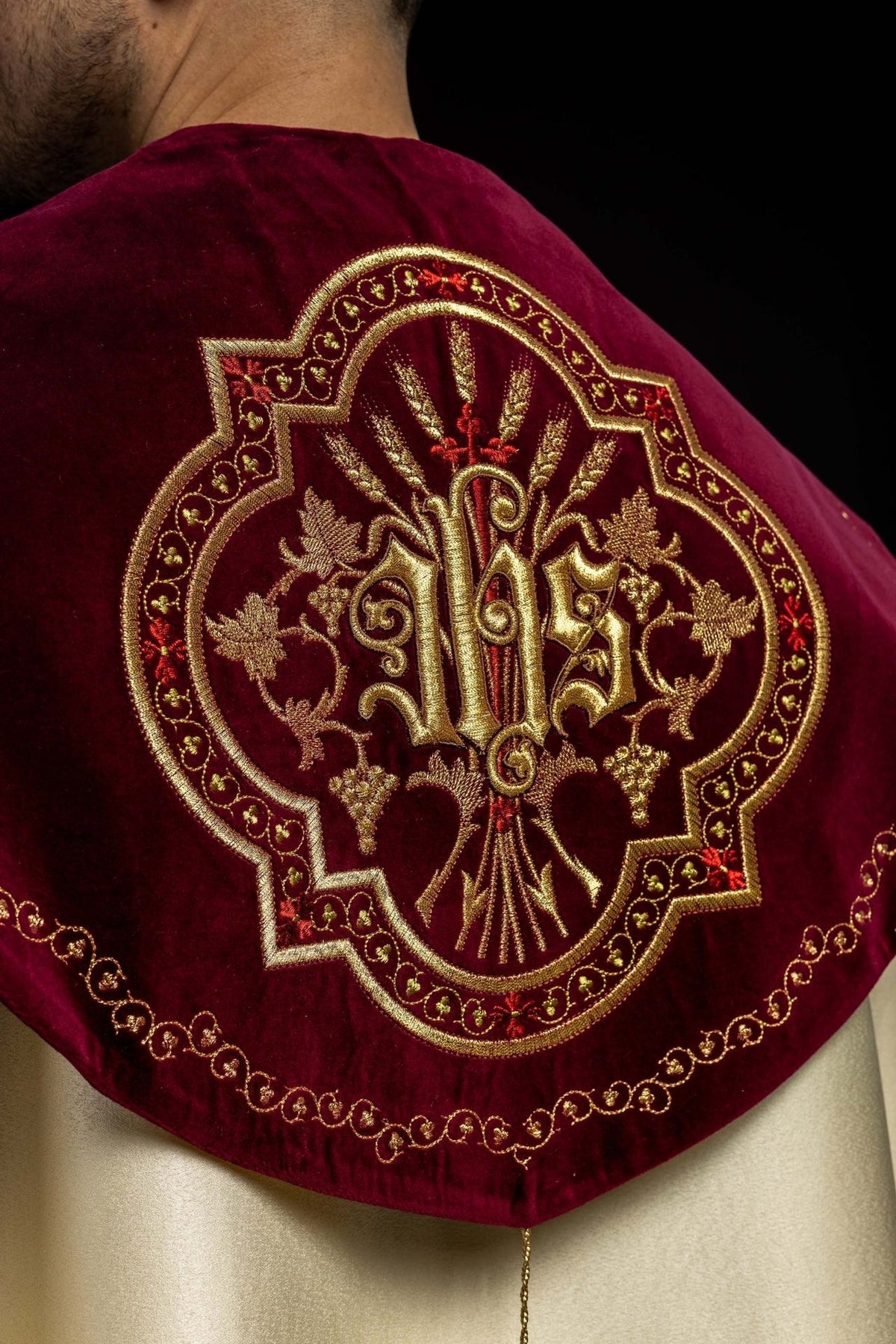 Kapa haftowana na aksamicie IHS ecru - SZATYLITURGICZNE.PL
