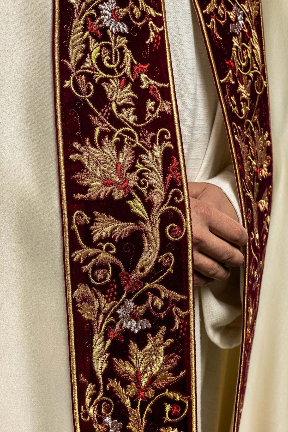 Kapa haftowana na aksamicie IHS ecru - SZATYLITURGICZNE.PL