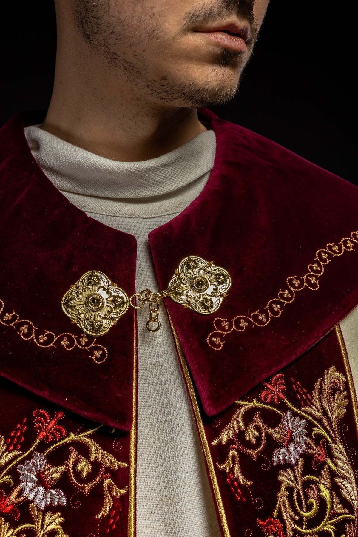 Kapa haftowana na aksamicie IHS ecru - SZATYLITURGICZNE.PL