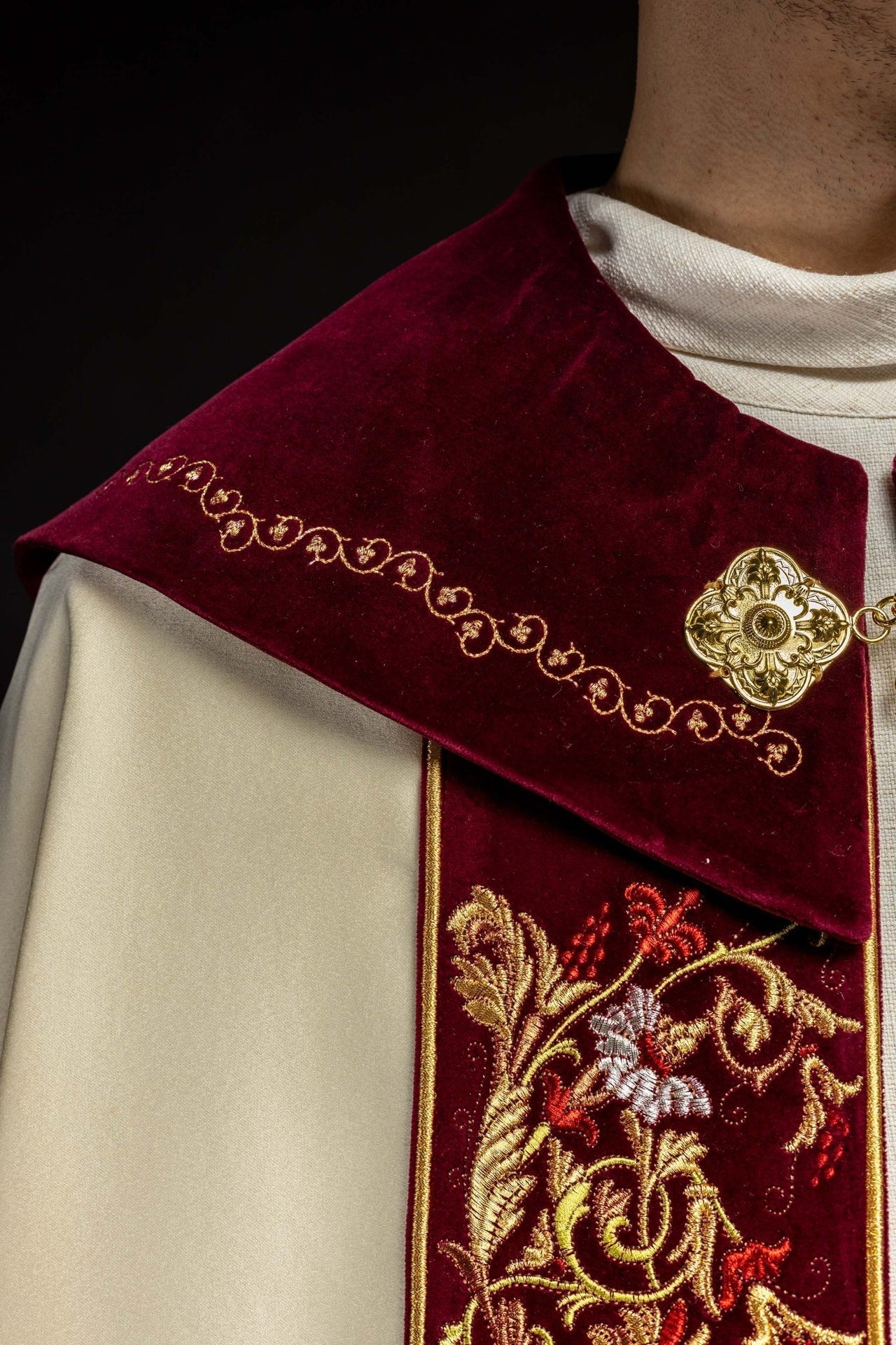 Kapa haftowana na aksamicie IHS ecru - SZATYLITURGICZNE.PL