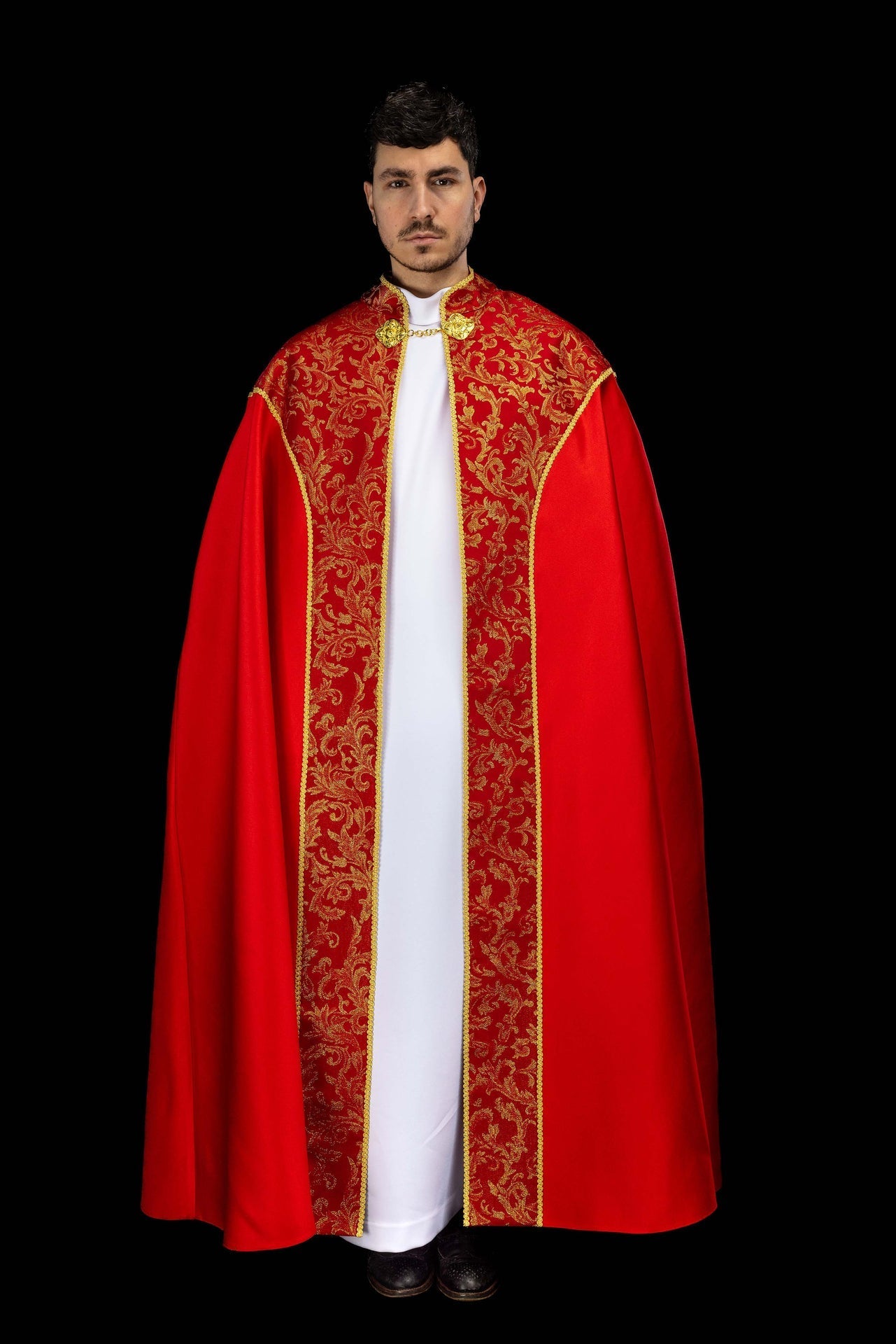 Kapa haftowana ozdobiona tkanina żakardowa czerwona - SZATYLITURGICZNE.PL