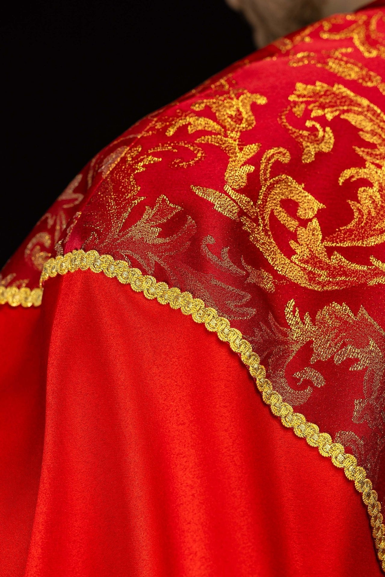 Kapa haftowana ozdobiona tkanina żakardowa czerwona - SZATYLITURGICZNE.PL