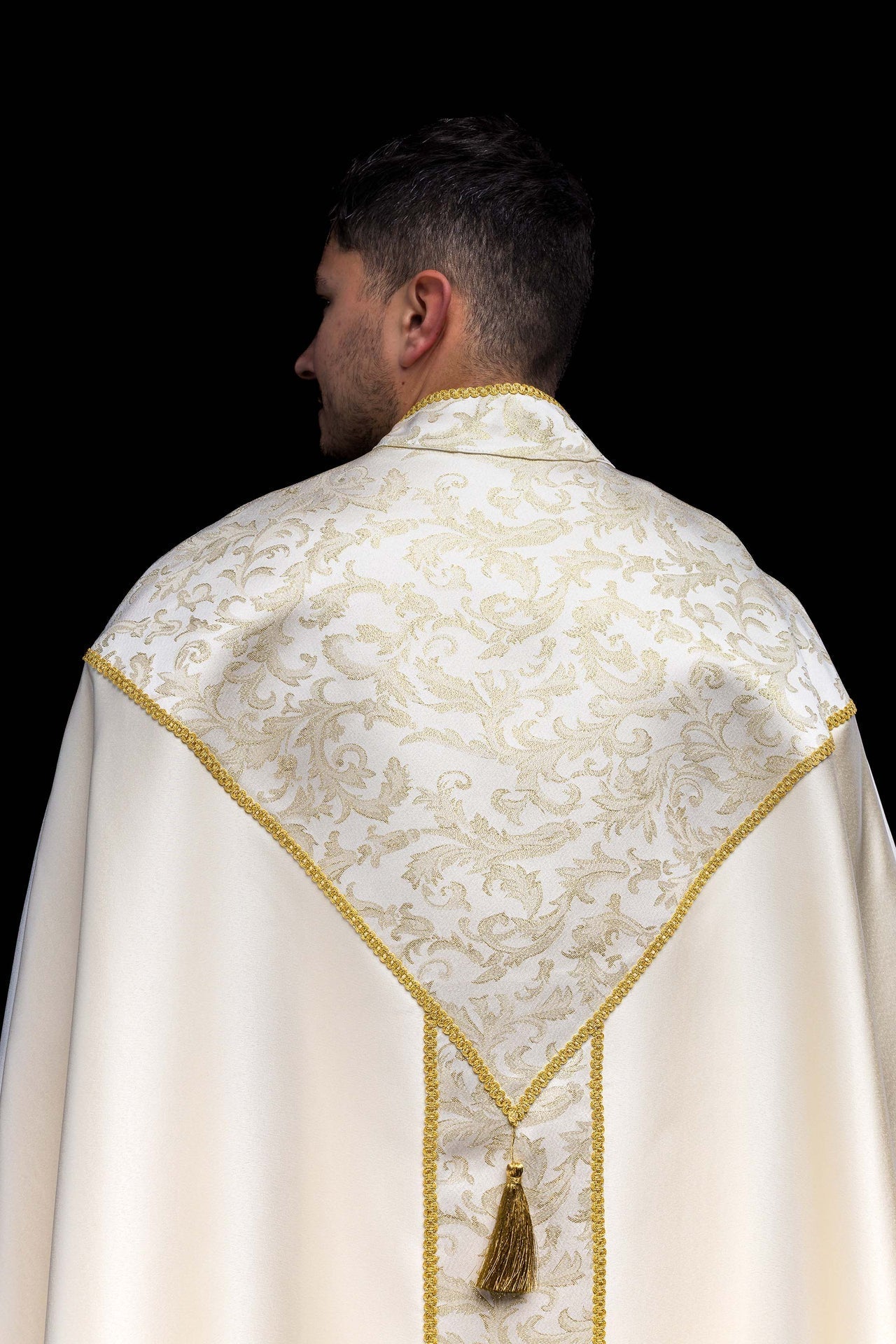 Kapa haftowana ozdobiona tkanina żakardowa ecru - SZATYLITURGICZNE.PL