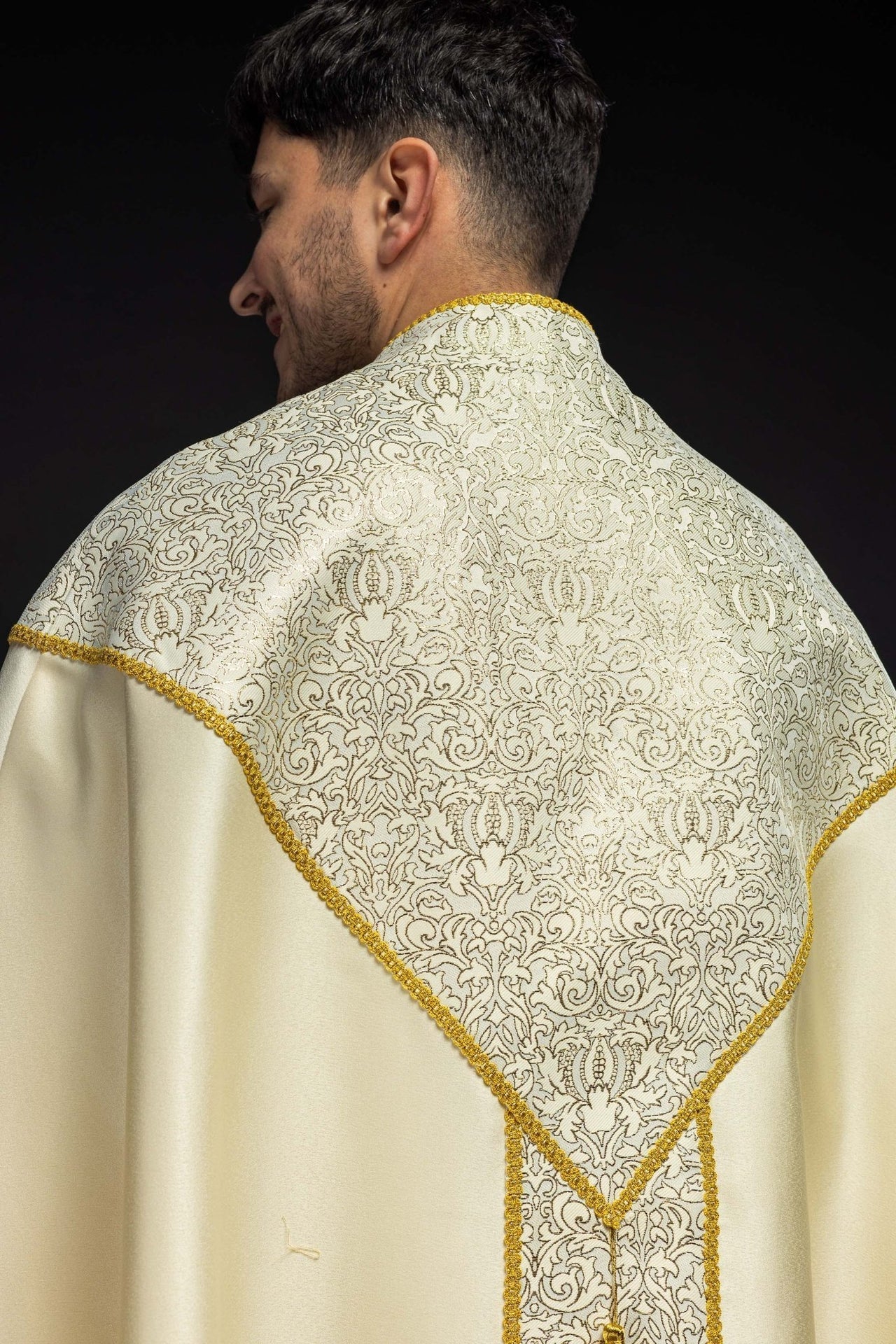 Kapa haftowana ozdobiona tkanina żakardowa ecru - SZATYLITURGICZNE.PL