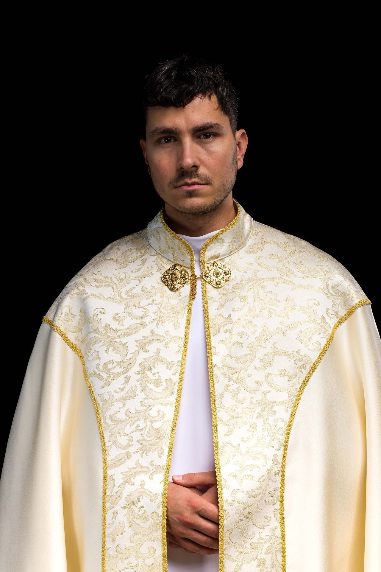 Kapa haftowana ozdobiona tkanina żakardowa ecru - SZATYLITURGICZNE.PL