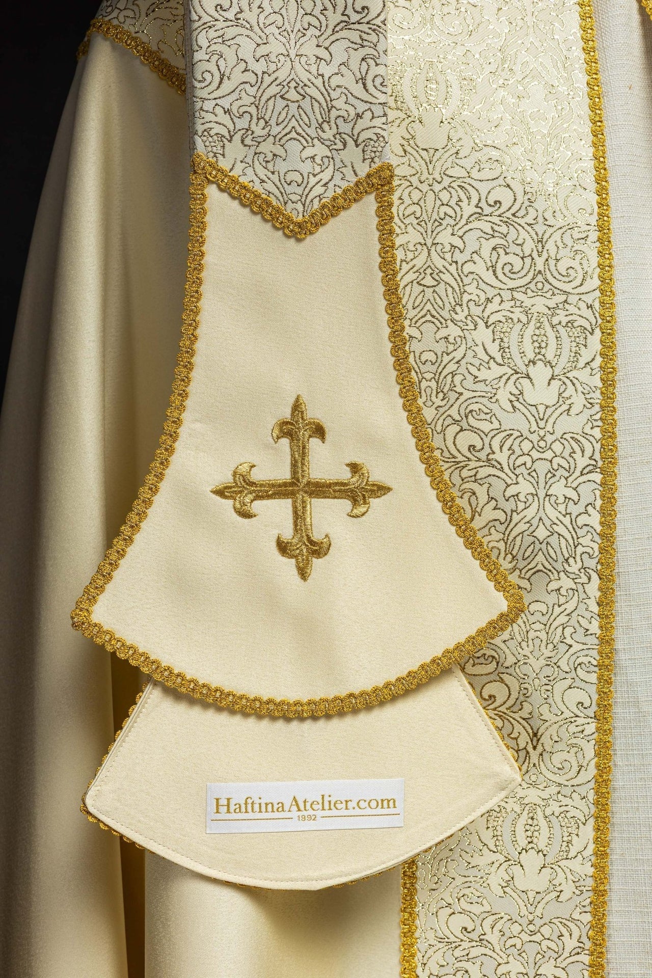 Kapa haftowana ozdobiona tkanina żakardowa ecru - SZATYLITURGICZNE.PL