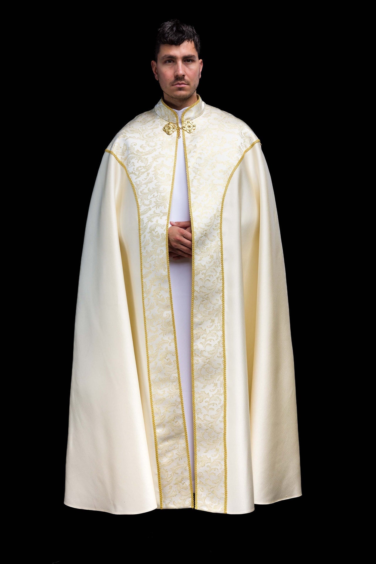 Kapa haftowana ozdobiona tkanina żakardowa ecru - SZATYLITURGICZNE.PL