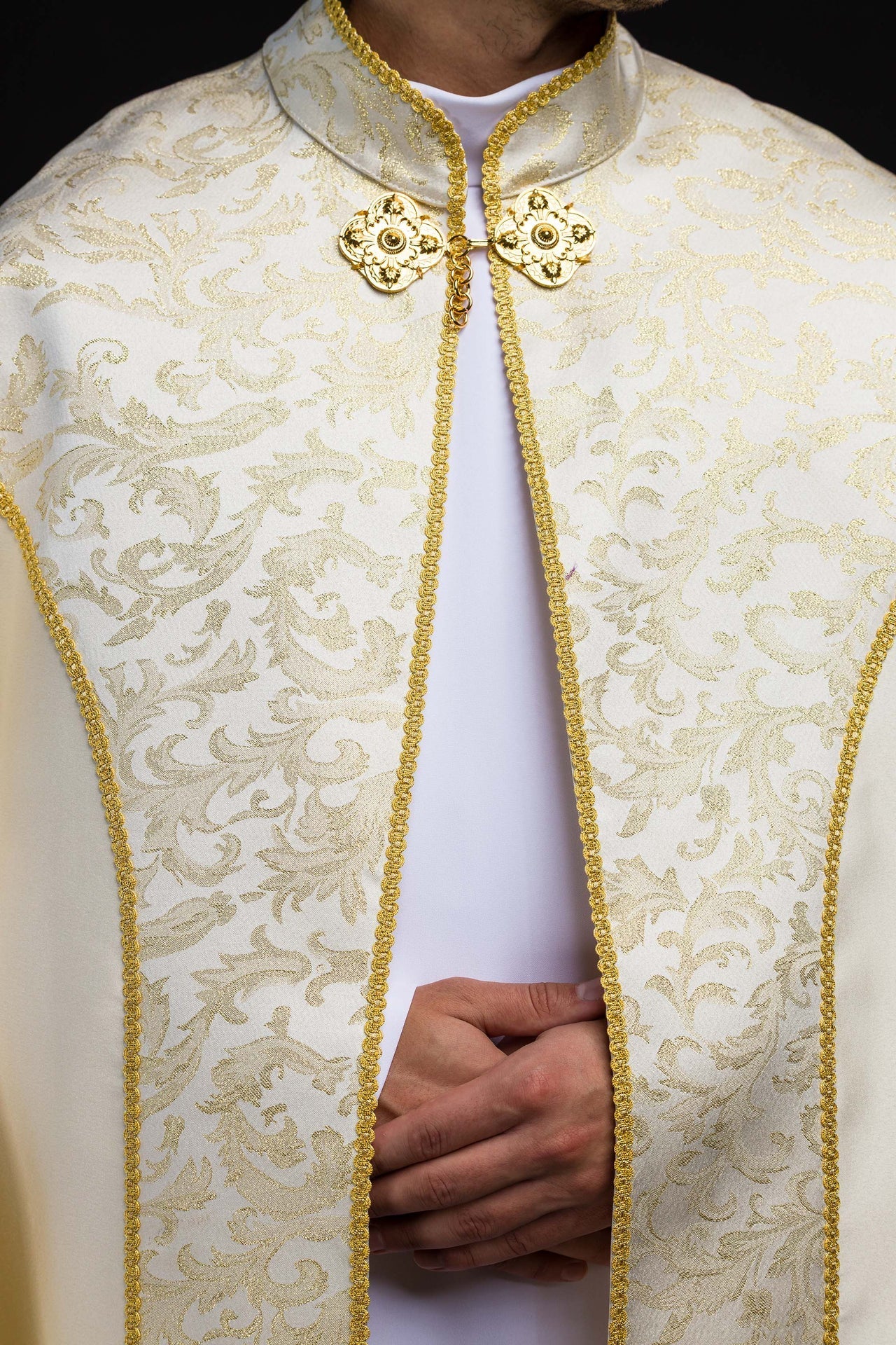 Kapa haftowana ozdobiona tkanina żakardowa ecru - SZATYLITURGICZNE.PL
