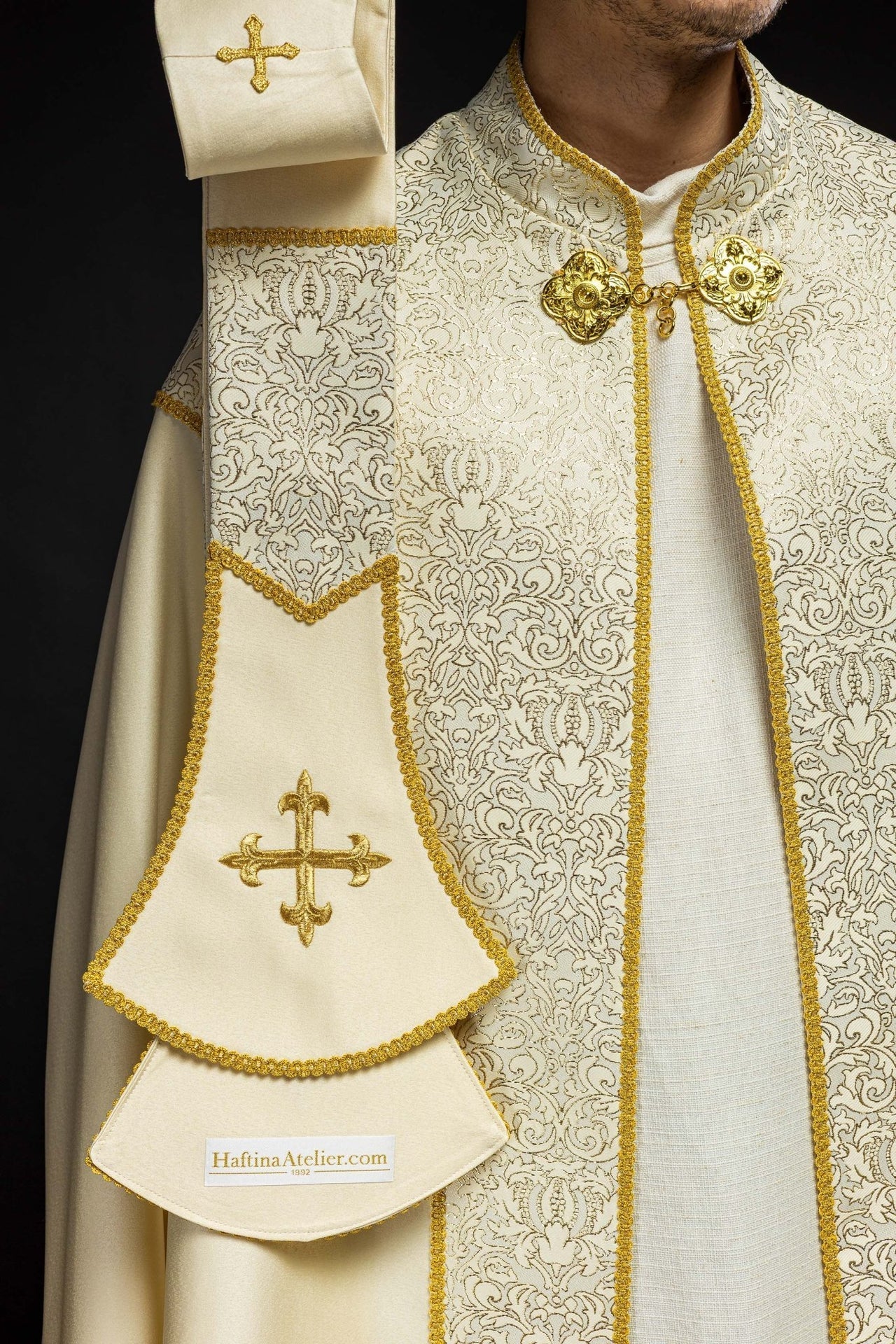 Kapa haftowana ozdobiona tkanina żakardowa ecru - SZATYLITURGICZNE.PL