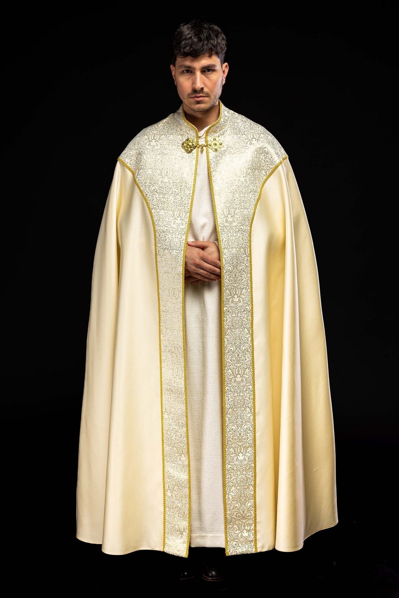 Kapa haftowana ozdobiona tkanina żakardowa ecru - SZATYLITURGICZNE.PL