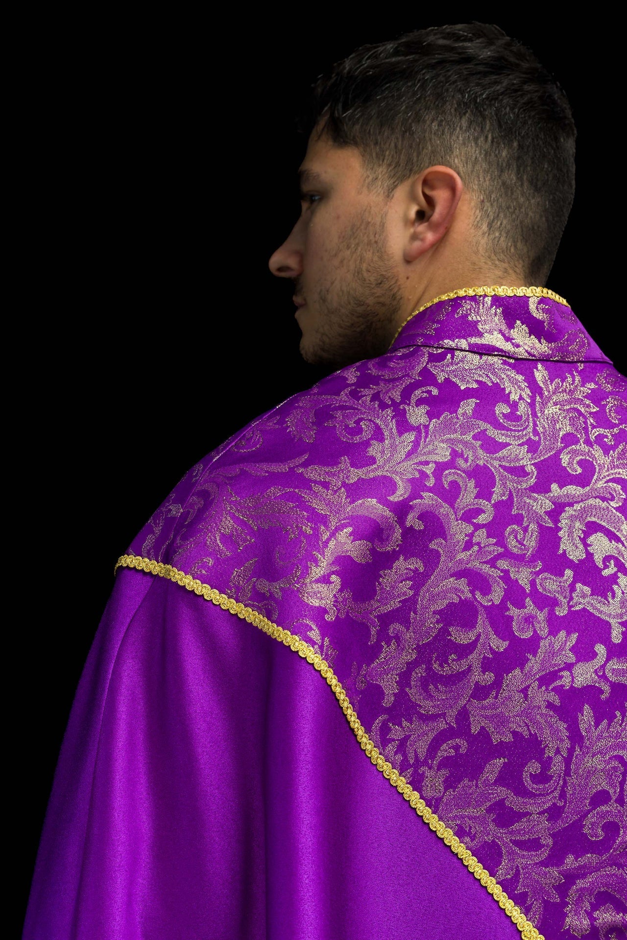 Kapa haftowana ozdobiona tkanina żakardowa fioletowa - SZATYLITURGICZNE.PL