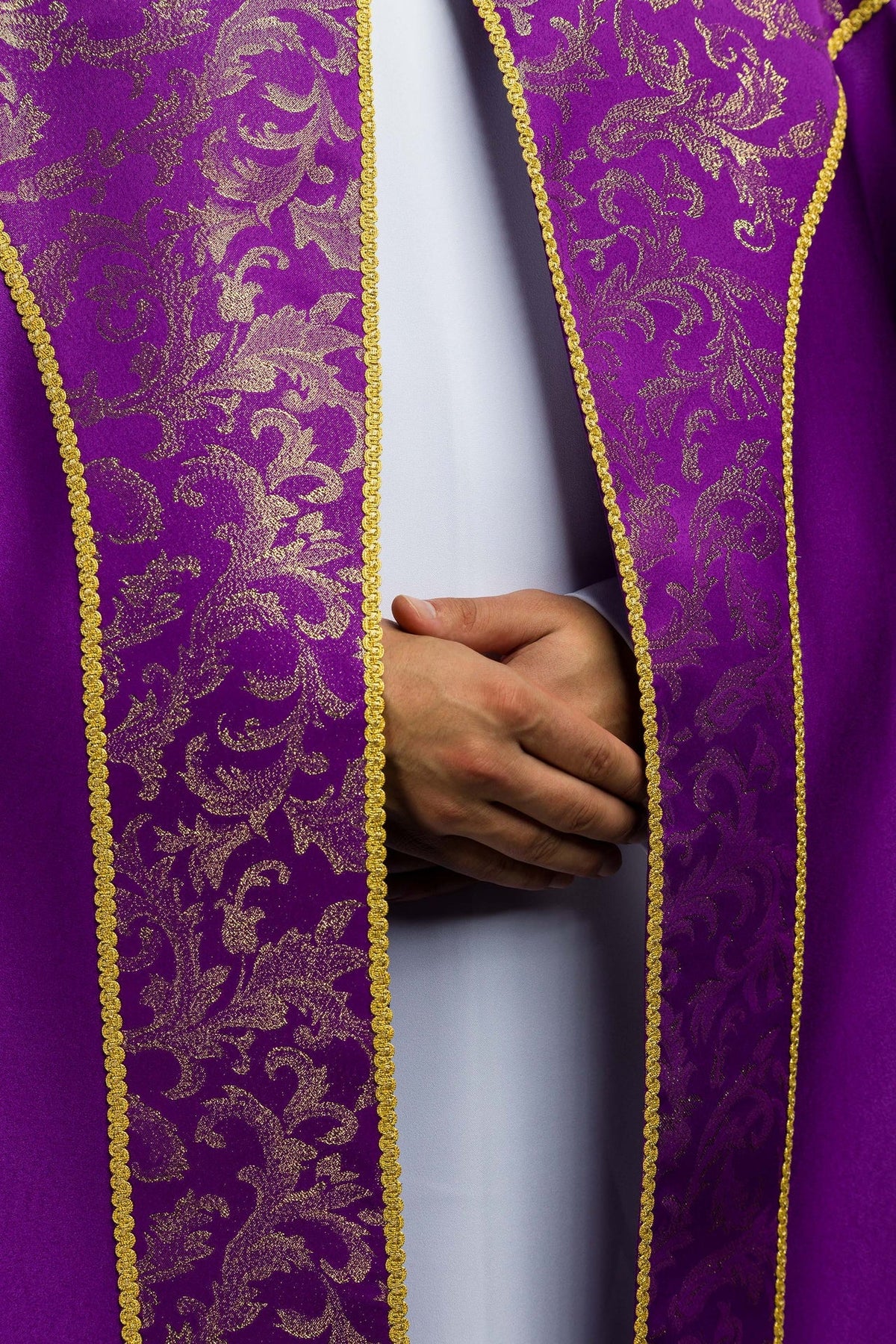 Kapa haftowana ozdobiona tkanina żakardowa fioletowa - SZATYLITURGICZNE.PL
