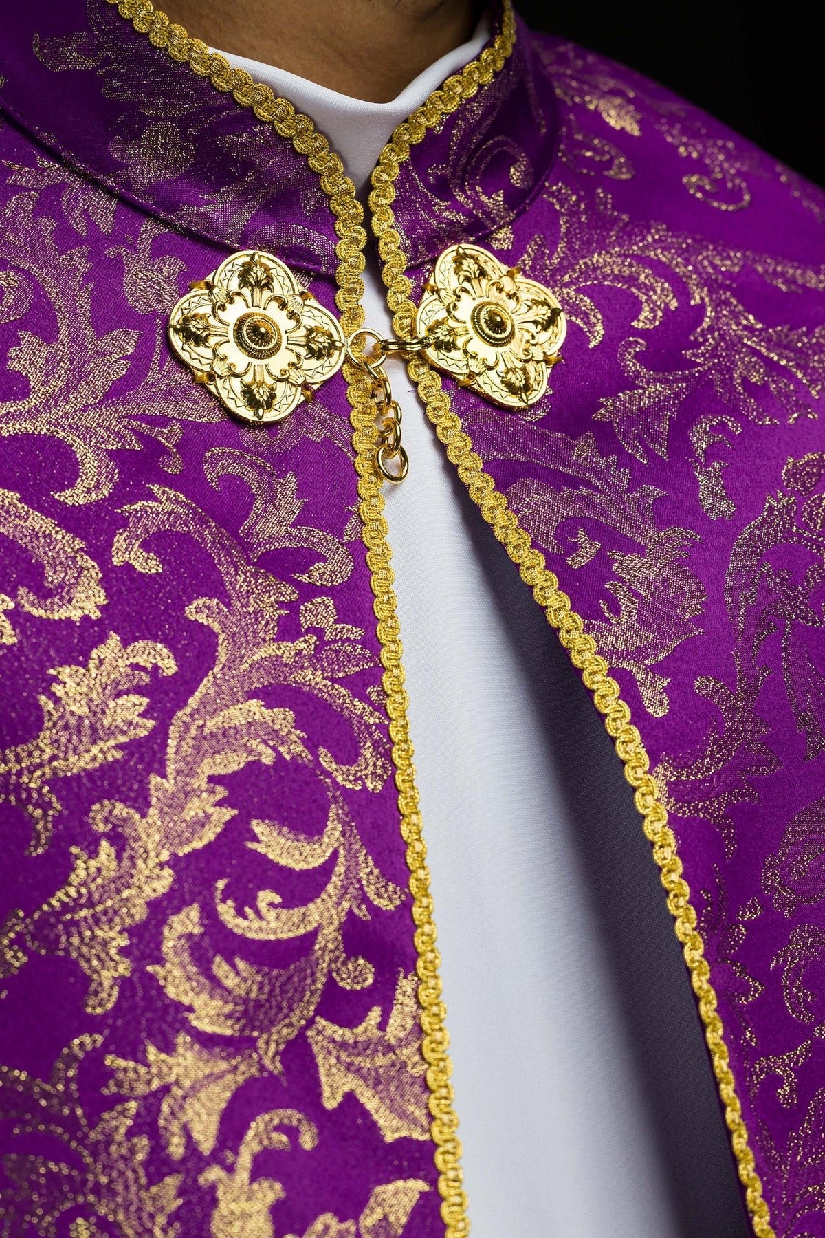 Kapa haftowana ozdobiona tkanina żakardowa fioletowa - SZATYLITURGICZNE.PL