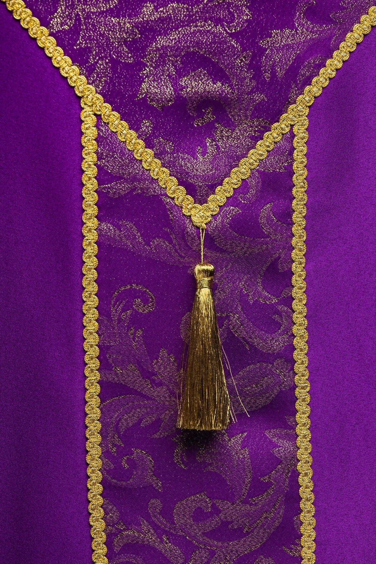 Kapa haftowana ozdobiona tkanina żakardowa fioletowa - SZATYLITURGICZNE.PL