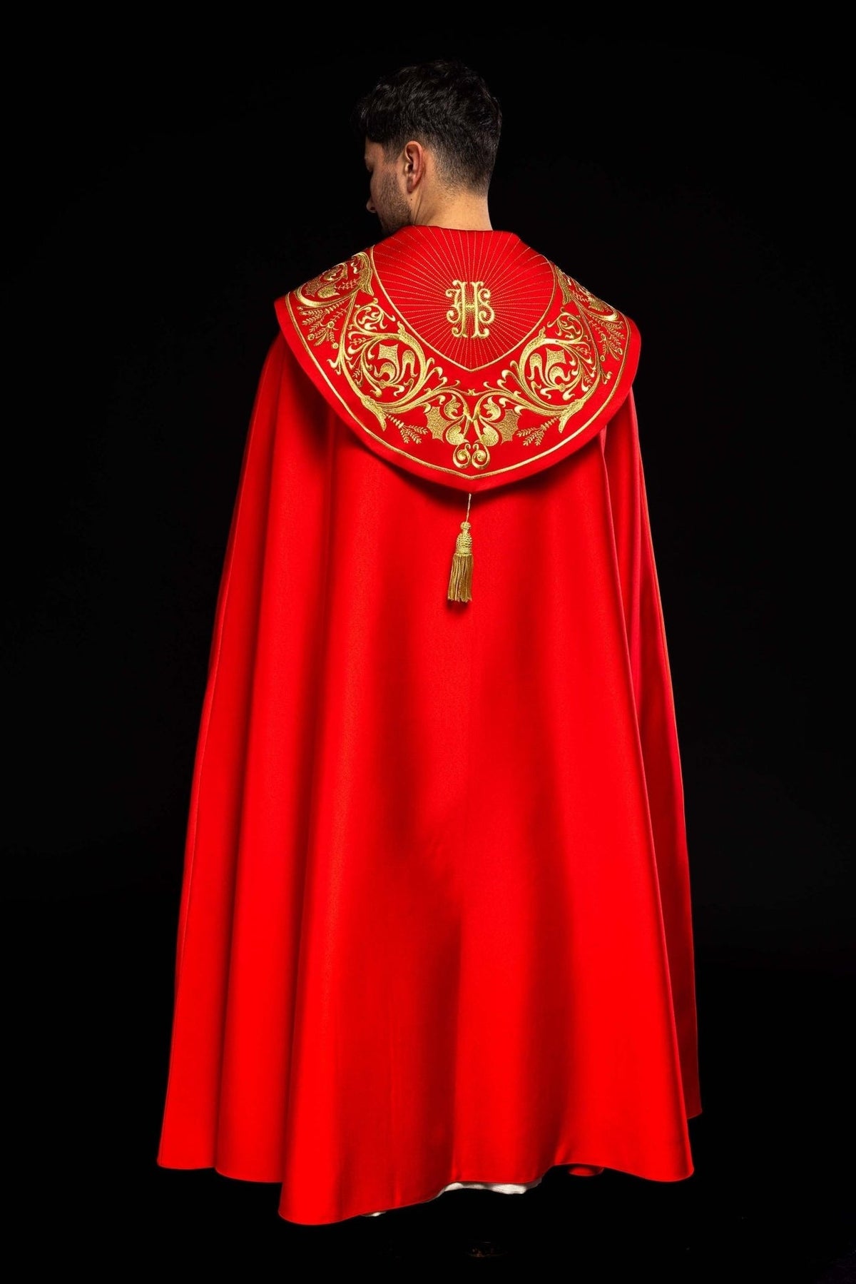 Kapa liturgiczna bogato haftowana IHS w kolorze czerwonym - SZATYLITURGICZNE.PL