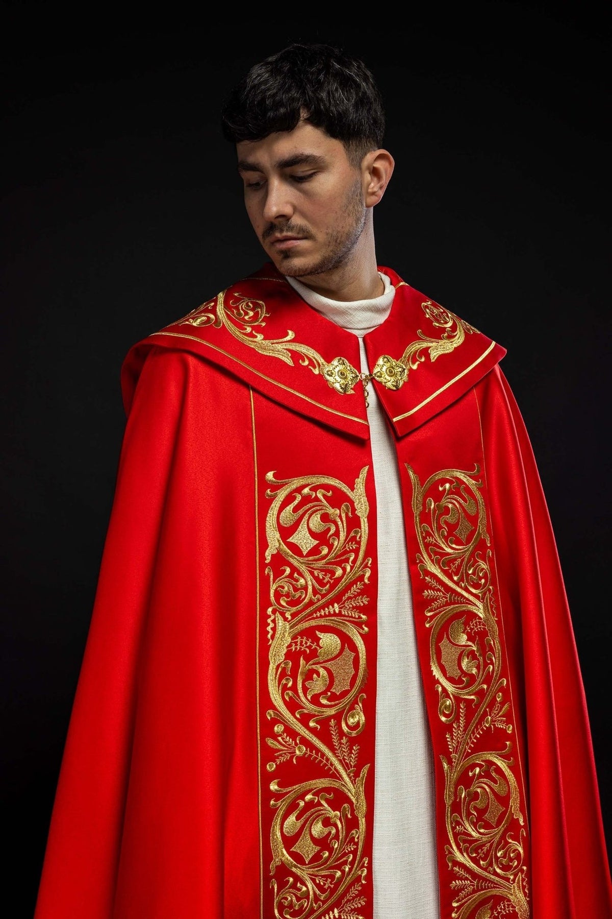Kapa liturgiczna bogato haftowana IHS w kolorze czerwonym - SZATYLITURGICZNE.PL