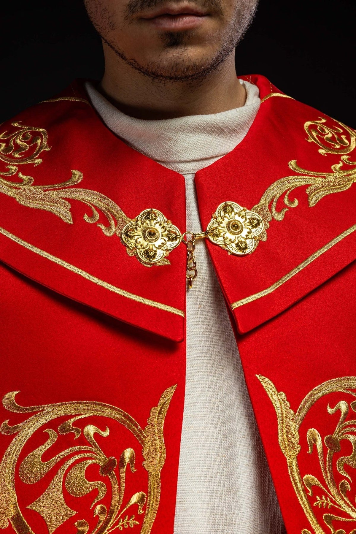 Kapa liturgiczna bogato haftowana IHS w kolorze czerwonym - SZATYLITURGICZNE.PL